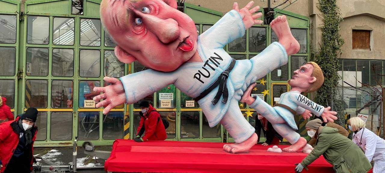 Nawalny-Unterstützer mit Tilly-Wagen bei Demo in Düsseldorf