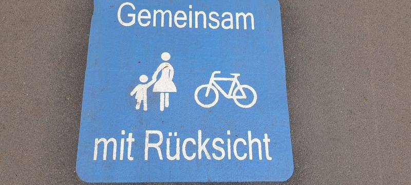 Düsseldorf: Piktogramme auf Geh- und Radwegen