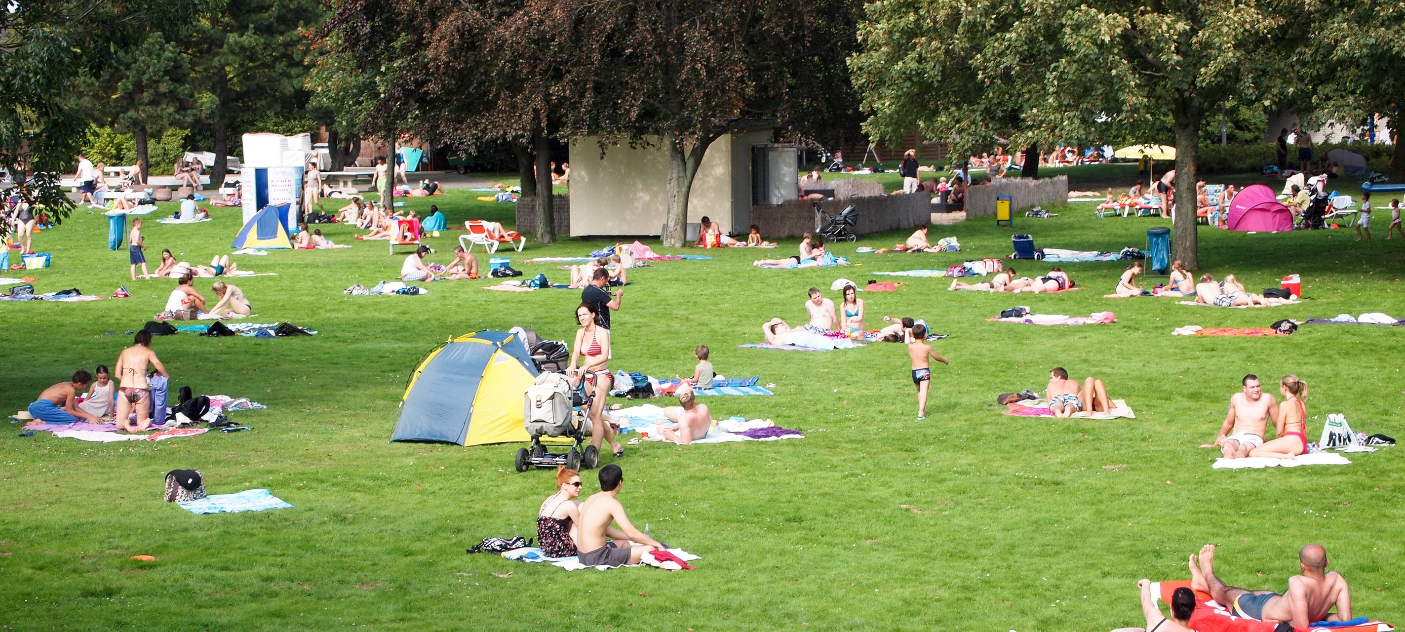 Sicherheitspersonal soll für Ordnung im Rheinbad sorgen