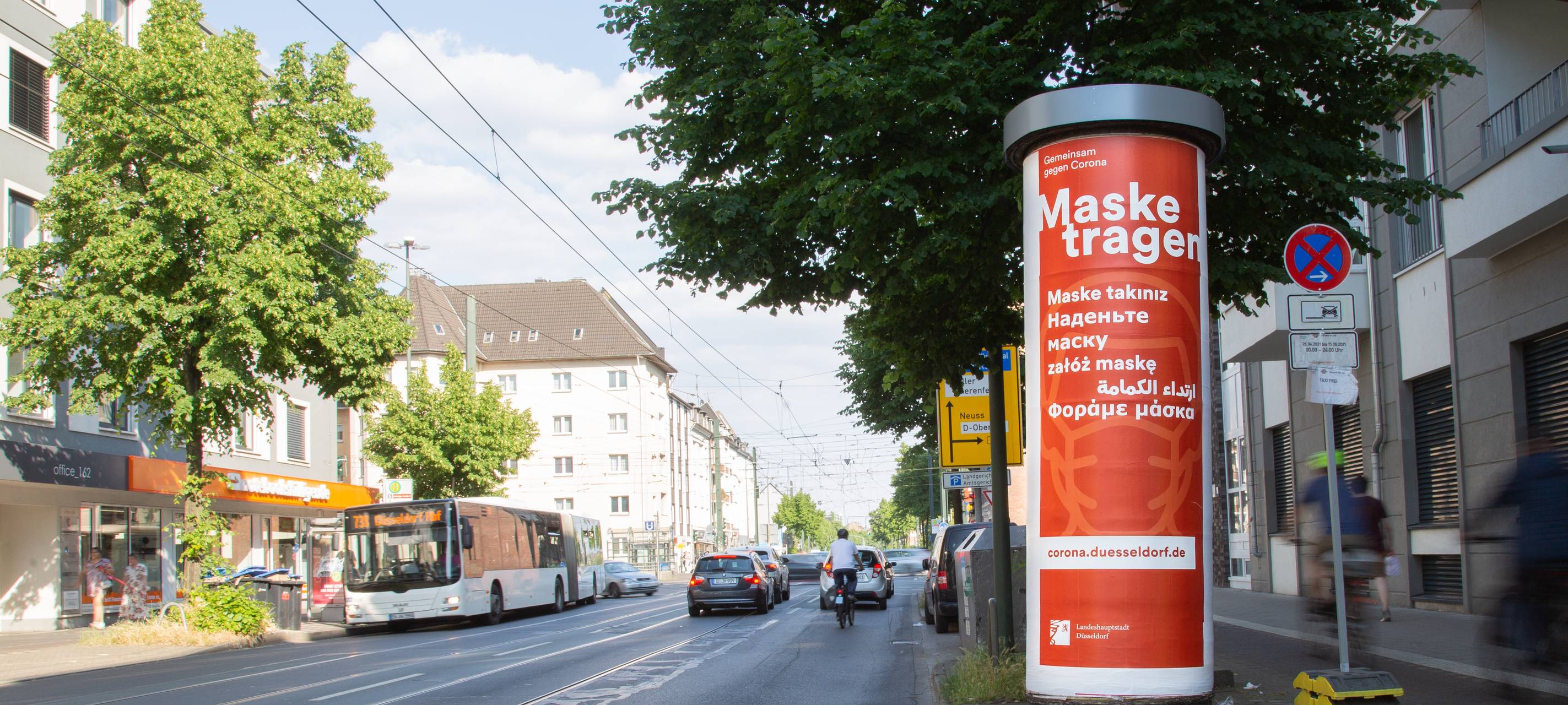 Düsseldorf: Plakate für Maske tragen und testen