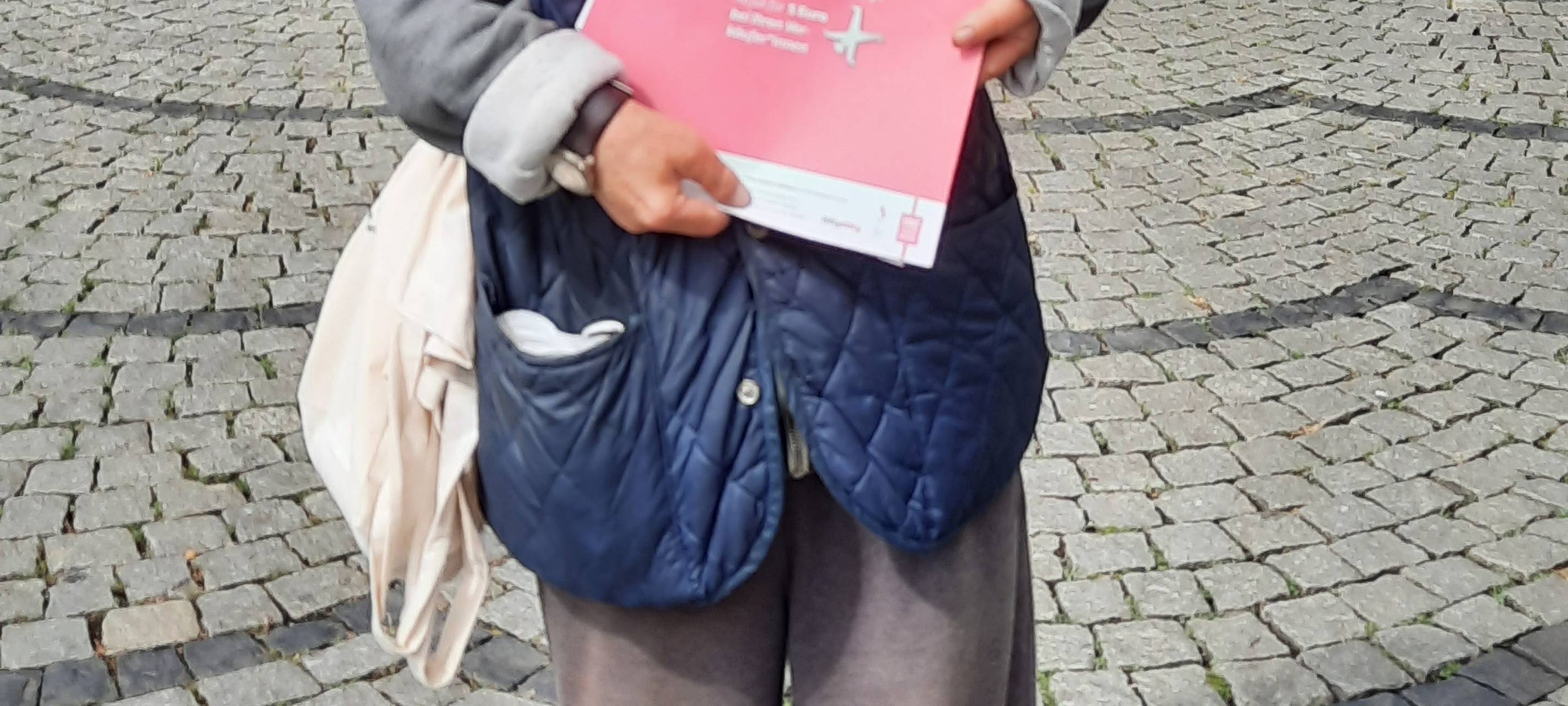 Düsseldorf: fiftyfifty verkauft Radschläger-Pins