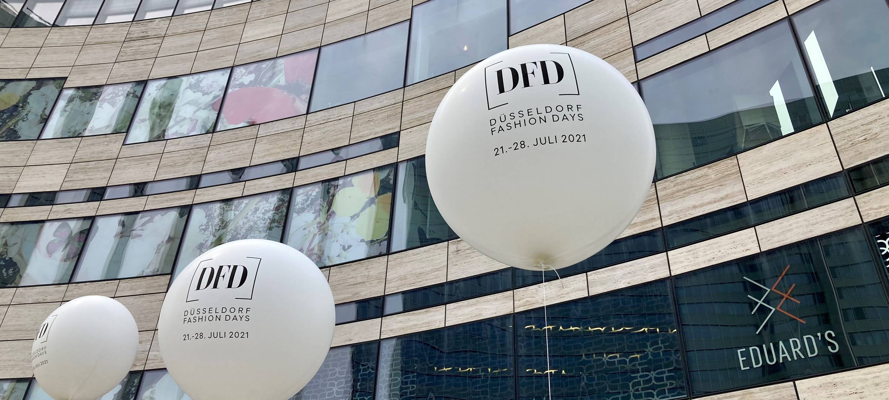 Weiße Ballon-Dekoration vor dem Kö-Bogen zu den Düsseldorf Fashion Days