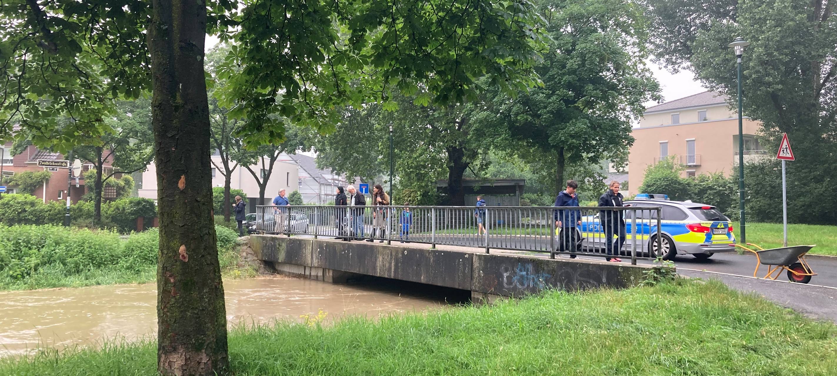 Düsseldorf: Feuerwehr spricht von "Jahrtausendhochwasser"