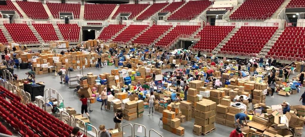 Düsseldorf - 2000 Kartons bei Hilfsaktion am Dome zusammengekommen