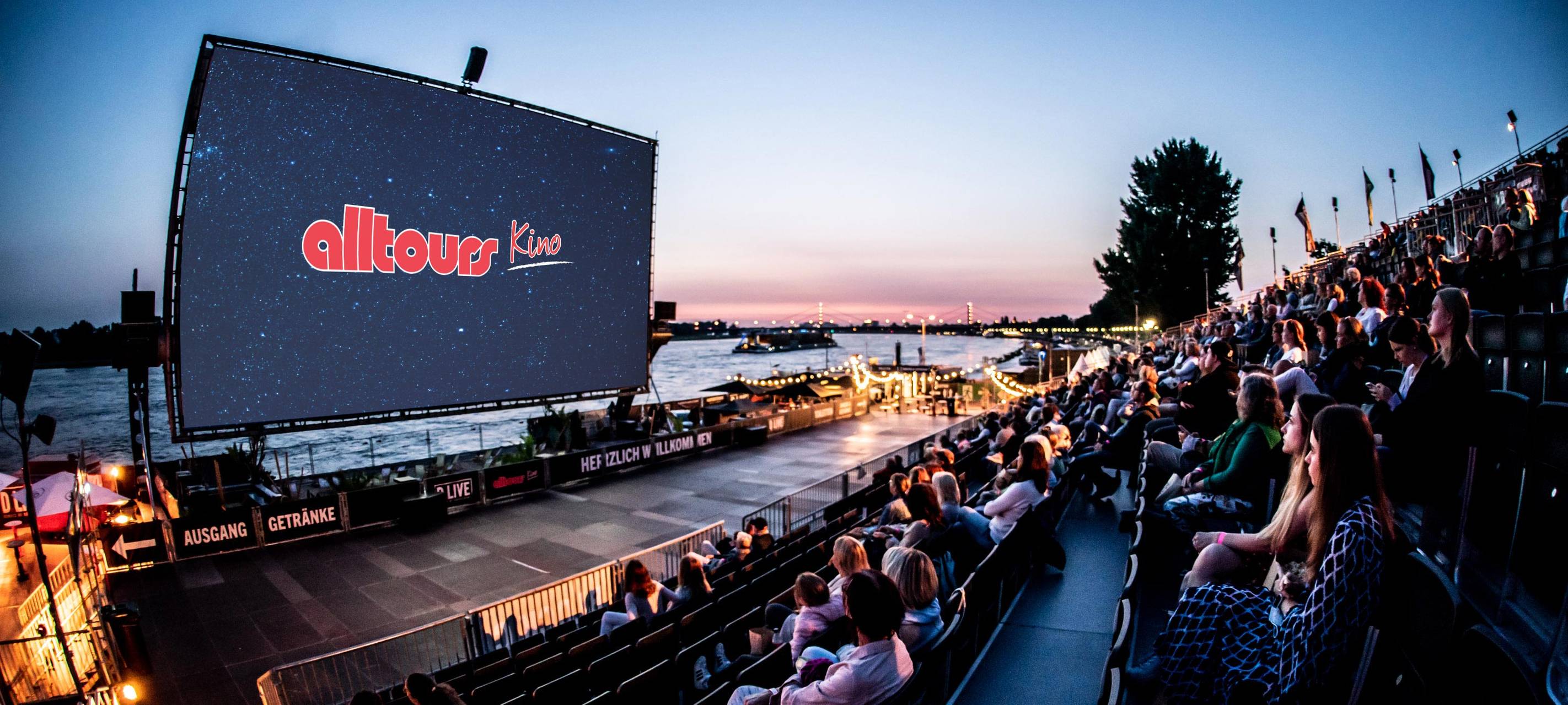 Abbau des Open Air Kinos in Düsseldorf-Golzheim hat begonnen