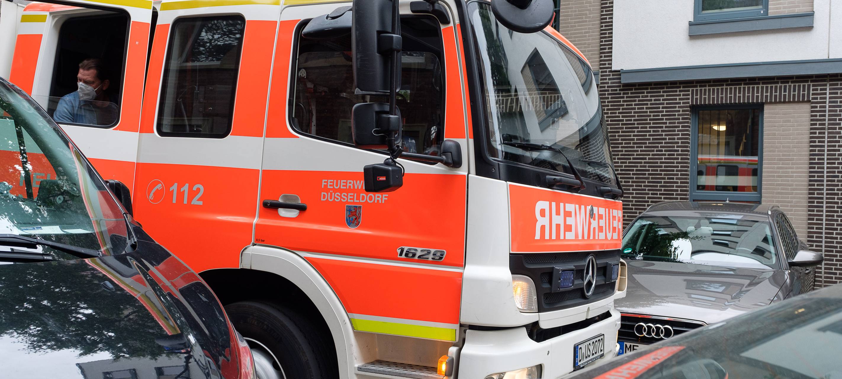 Ein Feuerwehr-Auto steht auf einer Straße.