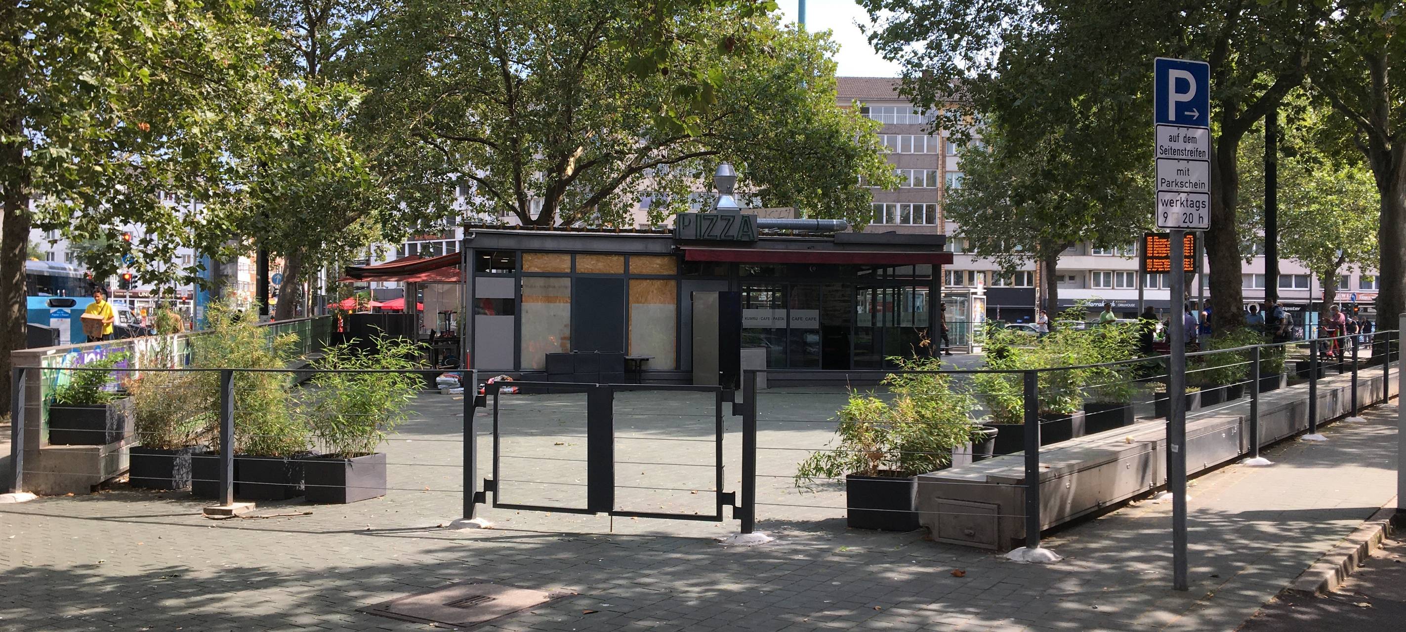 Der abgesperrte Pavillon auf dem Worringer Platz.