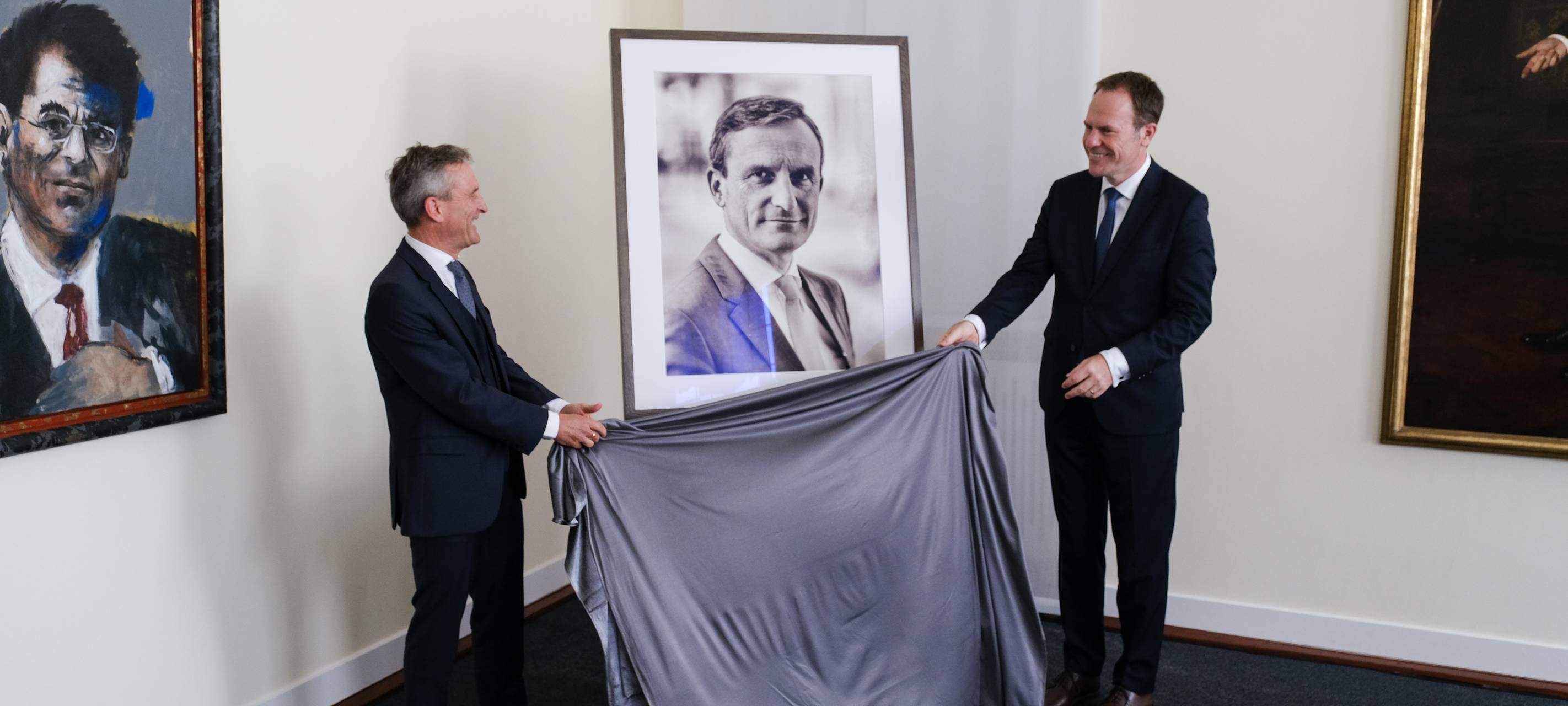 Geisel-Porträt im Düsseldorfer Rathaus enthüllt