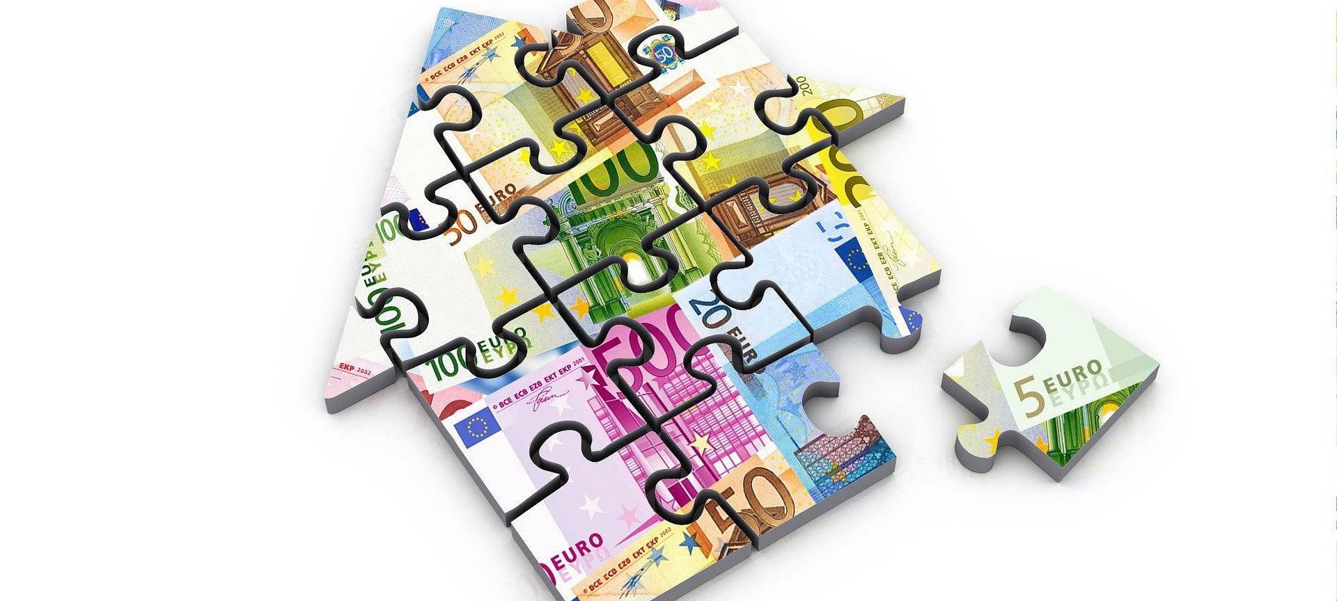 Ein Puzzle, das ein Haus zeigt. Die Motive stellen Geldscheine dar.