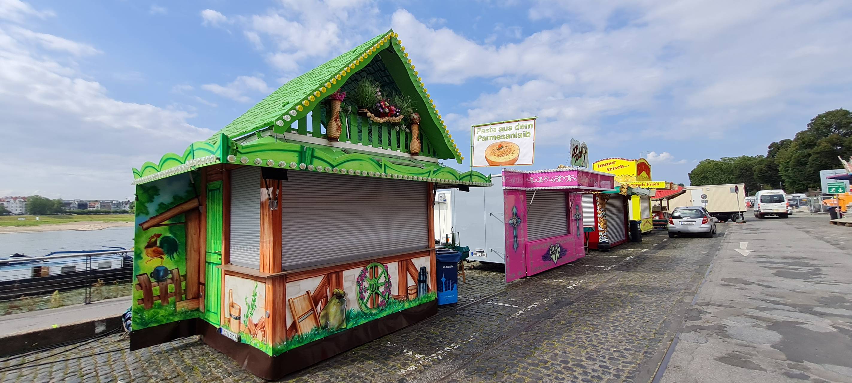 Eine noch geschlossenen Bude auf der Herbstkirmes am Tonhallenufer.