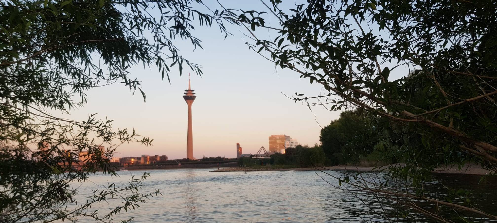 Der Rheiturm, fotografiert vom Paradiesstrand in Düsseldorf.