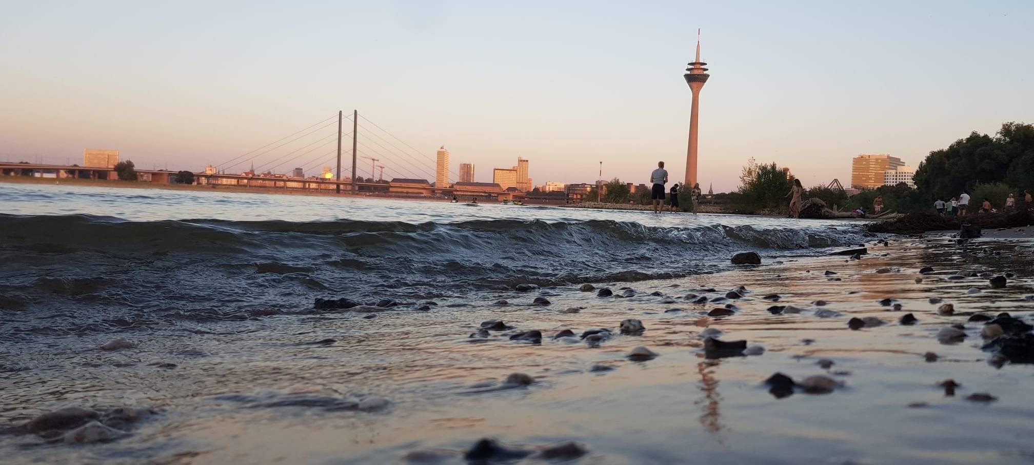 Stadt Düsseldorf warnt vor Schwimmen im Rhein