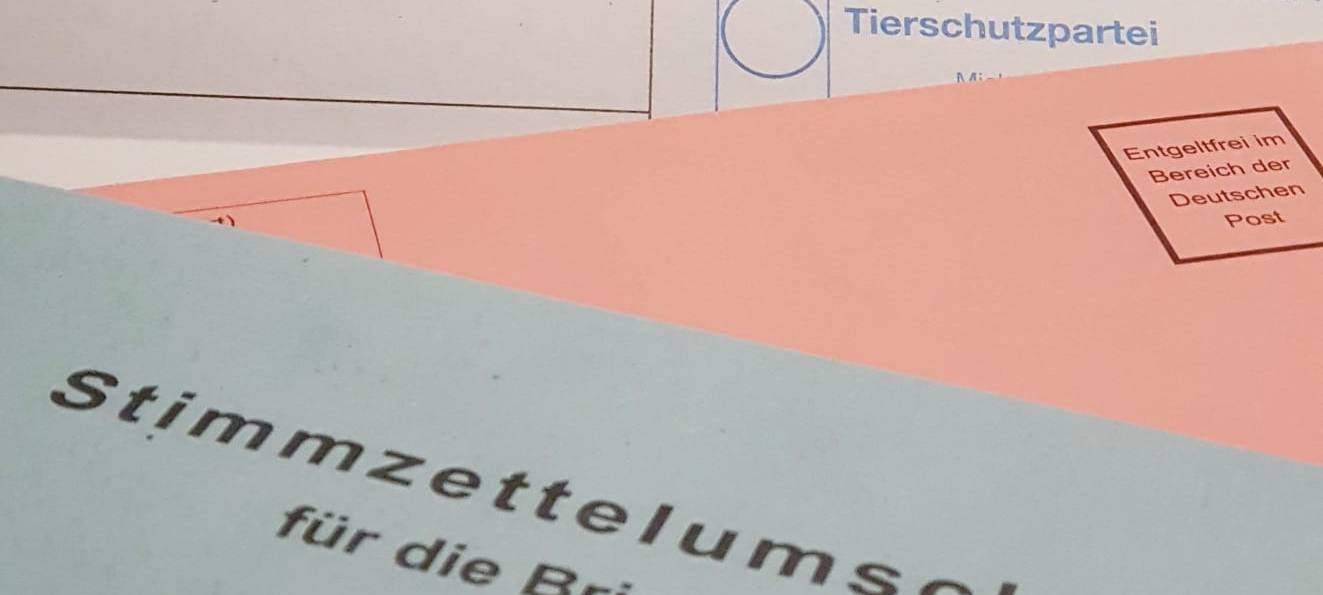 Bundestagswahl: Ein Symbolbil von einem Wahlzettel und dem blauen Stimmzettelumschlag