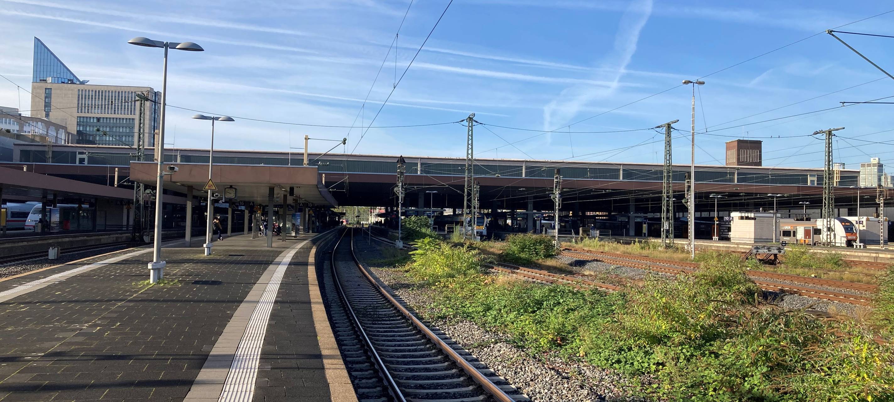 Blick vom Gleis in Richtung Hauptbahnhof.