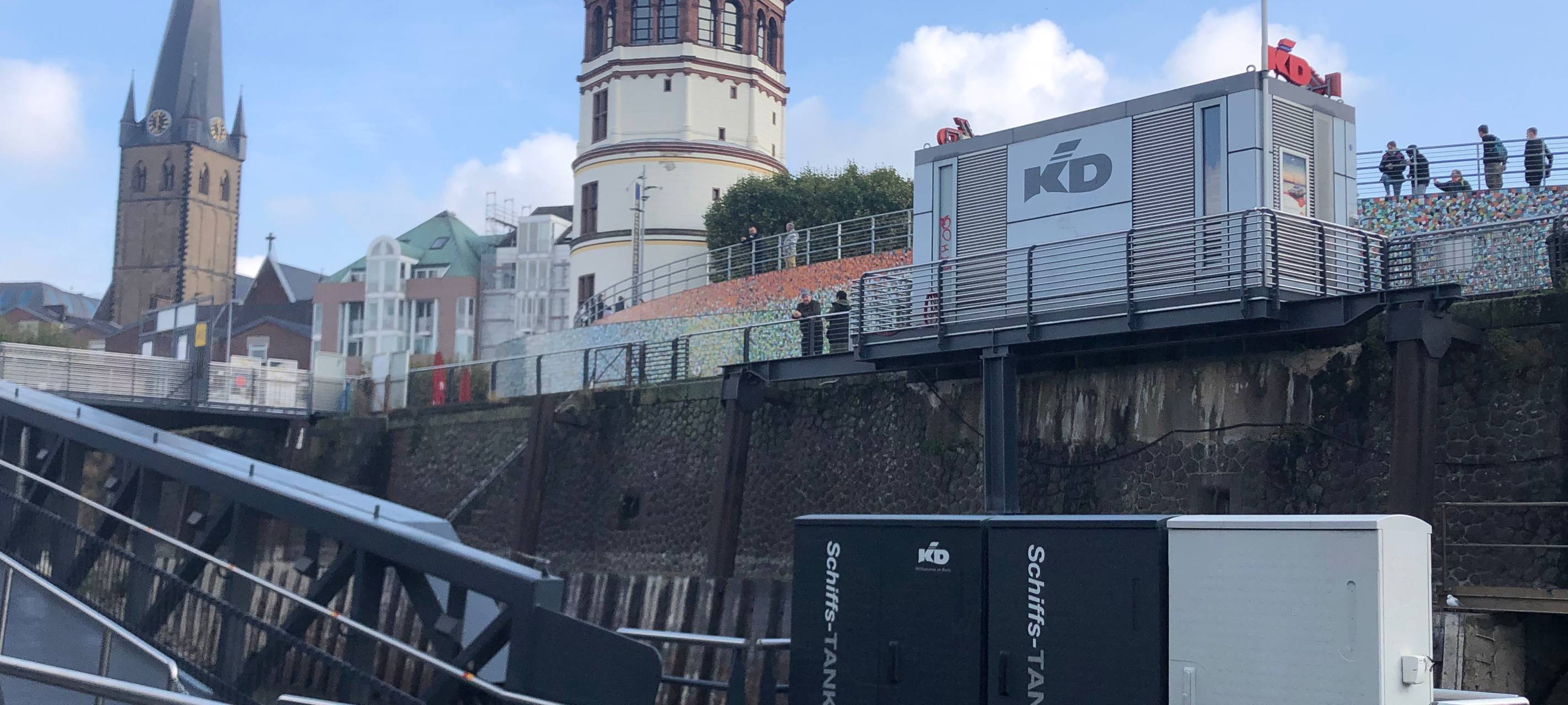 Düsseldorf: Grüner Strom für ankernde Rheinschiffe