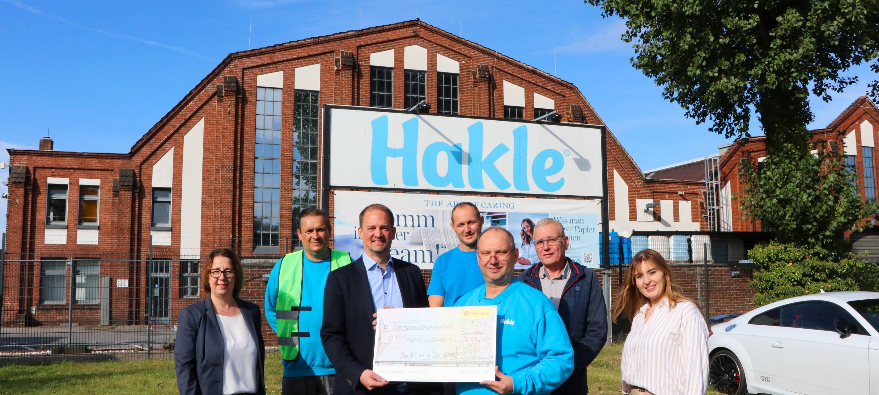 Düsseldorf: Hakle sammelt 3.200 Euro für Lichtblicke