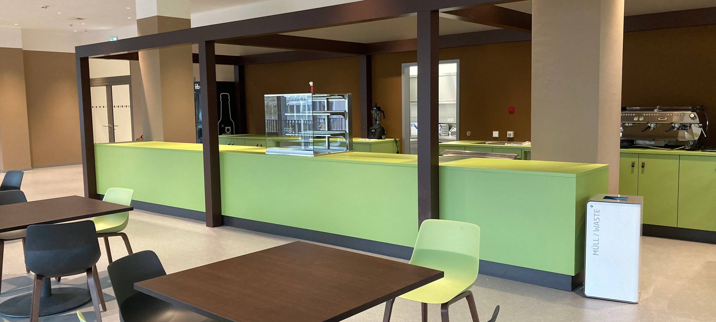 Stühle und Tische im Bibliothekscafé "Xafé" in der Zentralbibliothek.