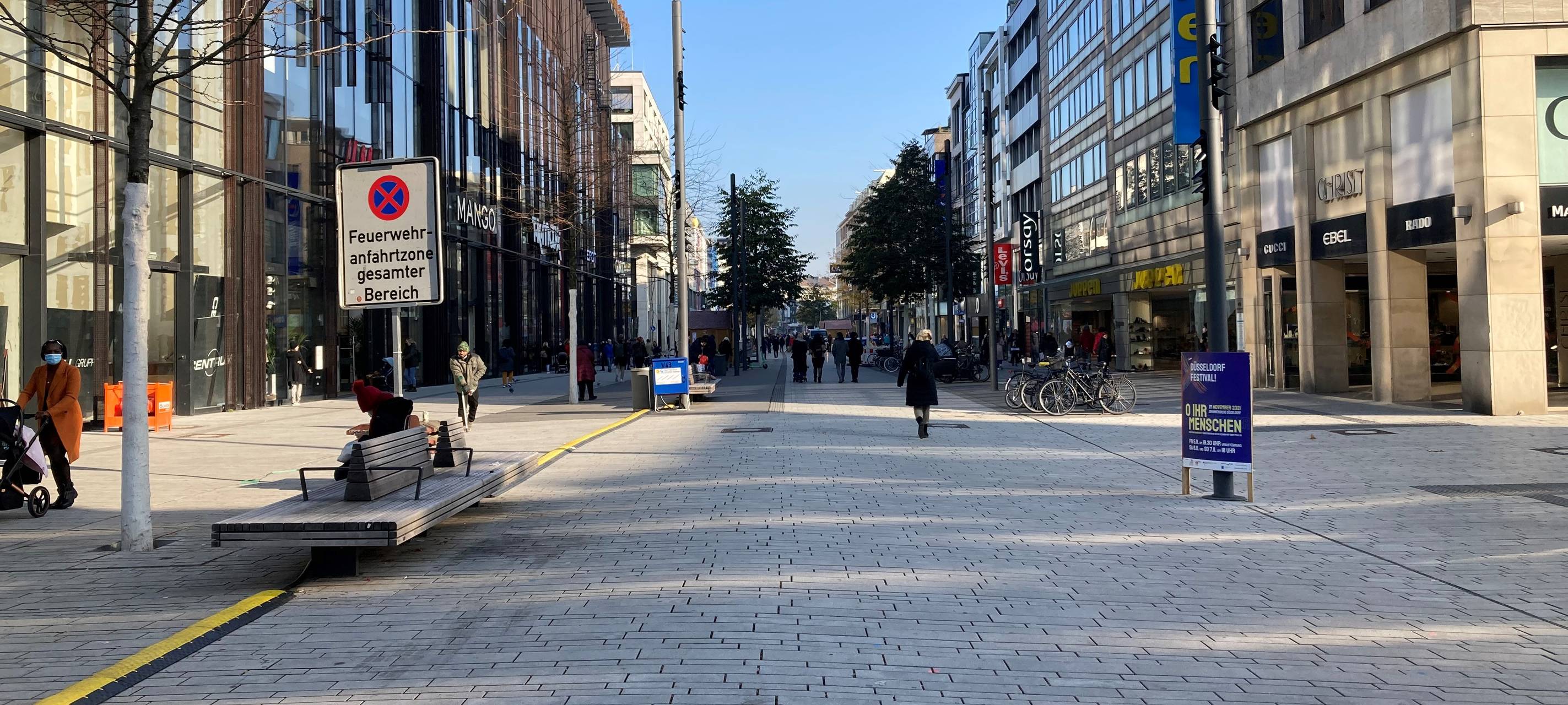 Die Schadowstraße im Sonnenlicht. Zahlreiche Läden sind geöffnet.