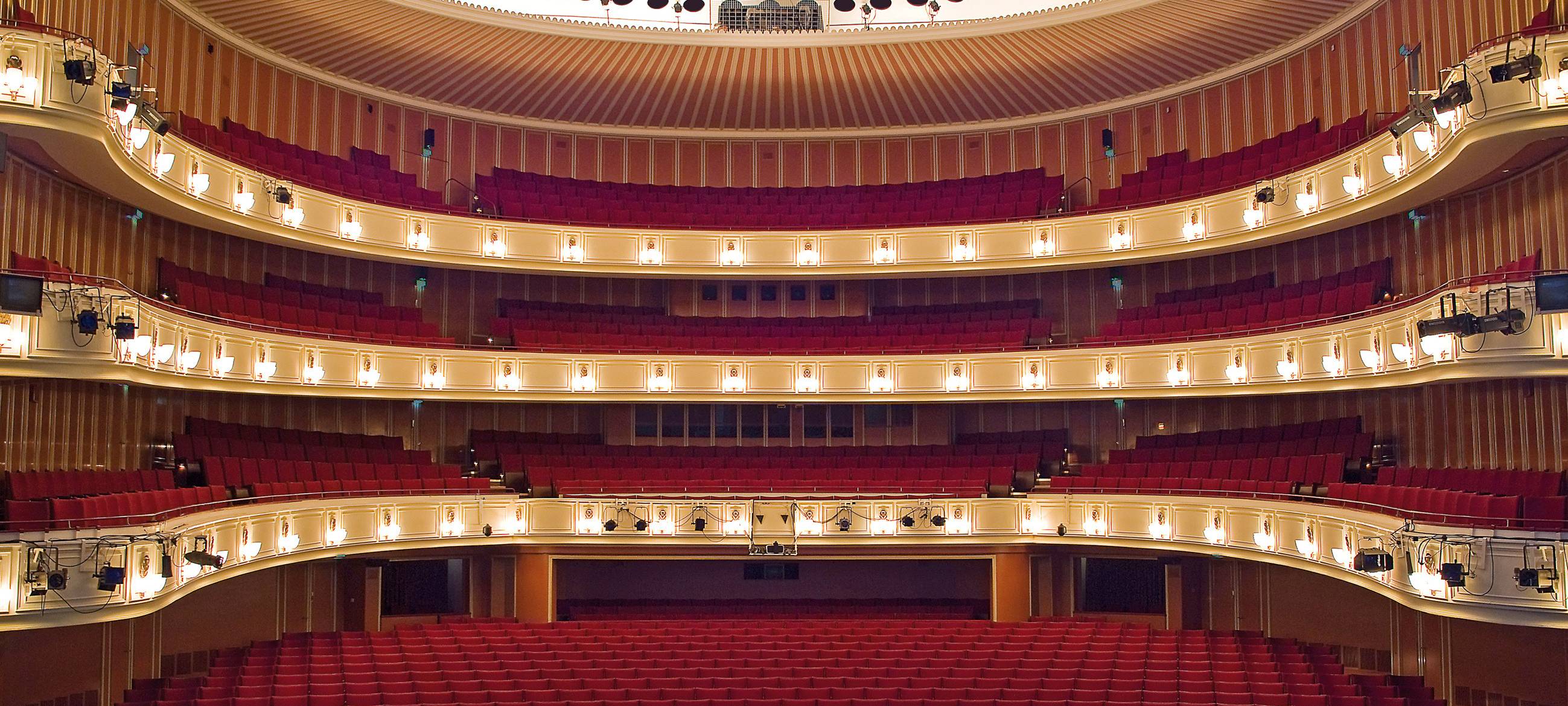 Zuschauerraum des Opernhauses in Düsseldorf. Blick von der Bühne.
