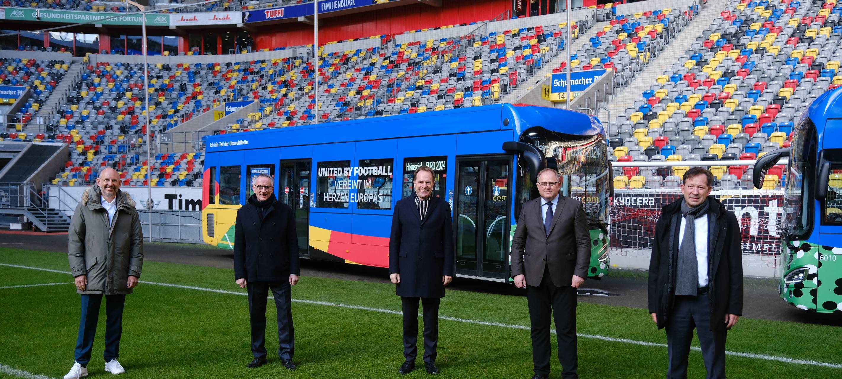 Elektrobusse werben für die Fußball-EM 2024 in Düsseldorf