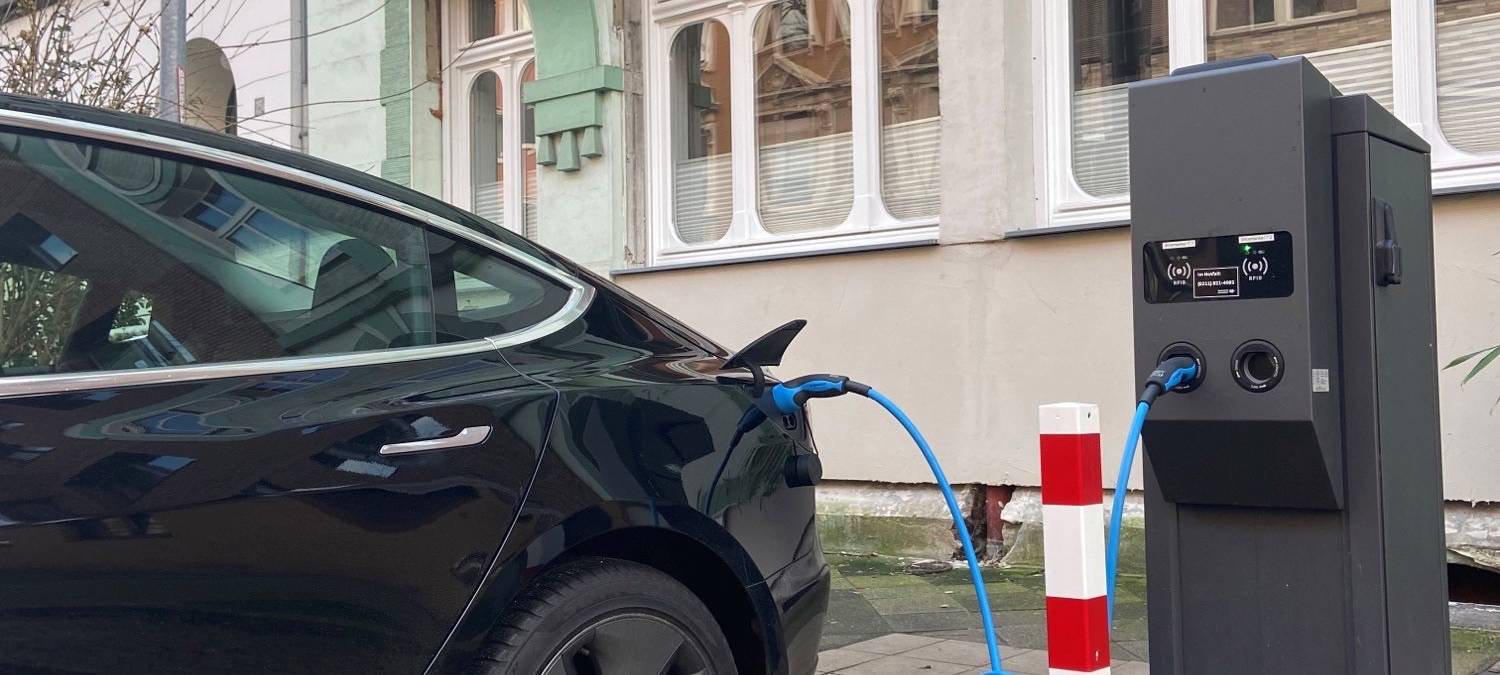 Ein Auto steht an einer E-Ladesäule auf der Frankenstraße.