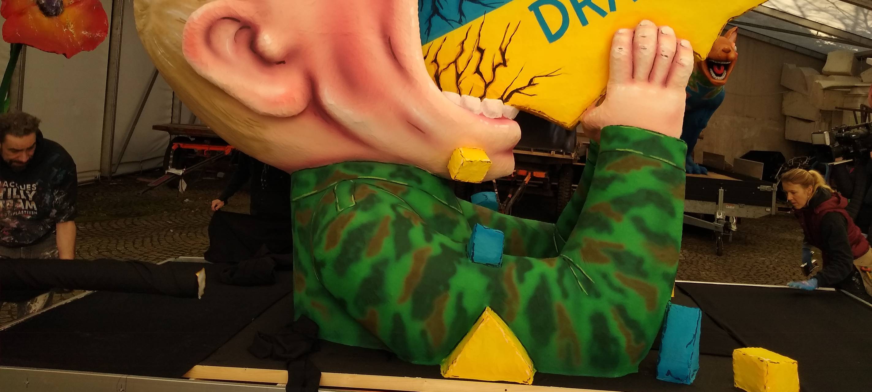 Düsseldorf in aller Munde: Tilly-Mottowagen zum Krieg