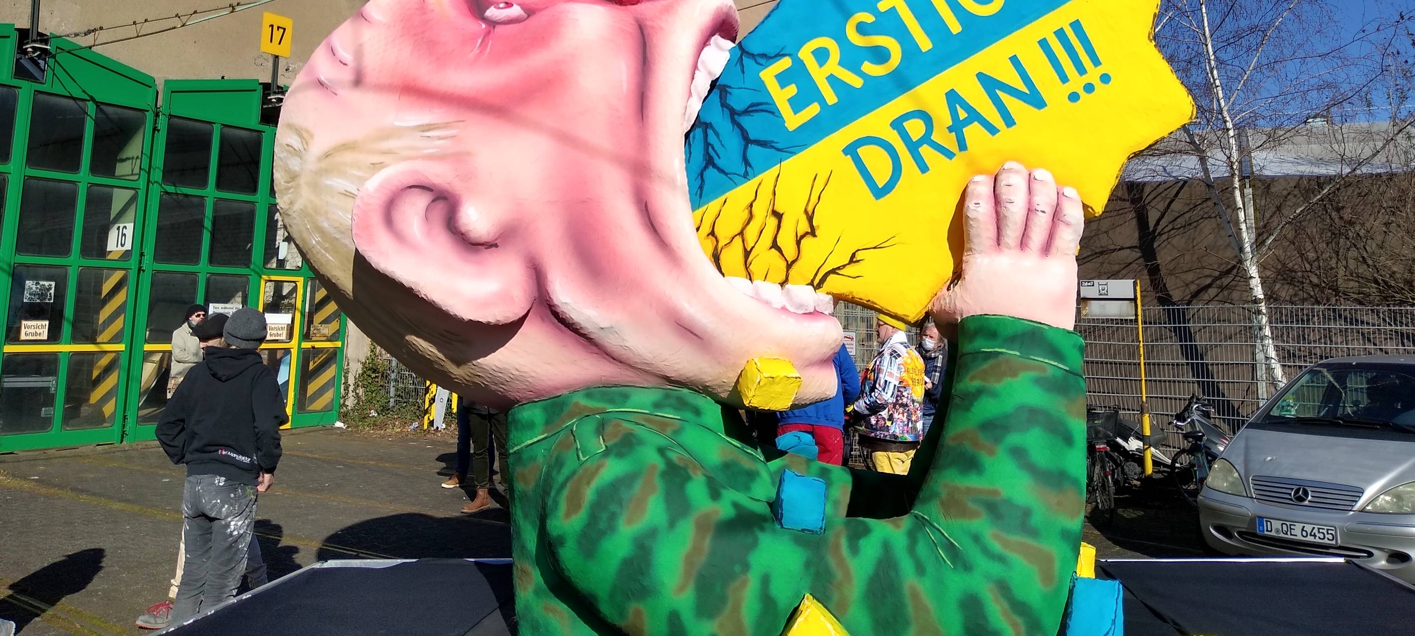 Düsseldorf in aller Munde: Tilly-Mottowagen zum Krieg