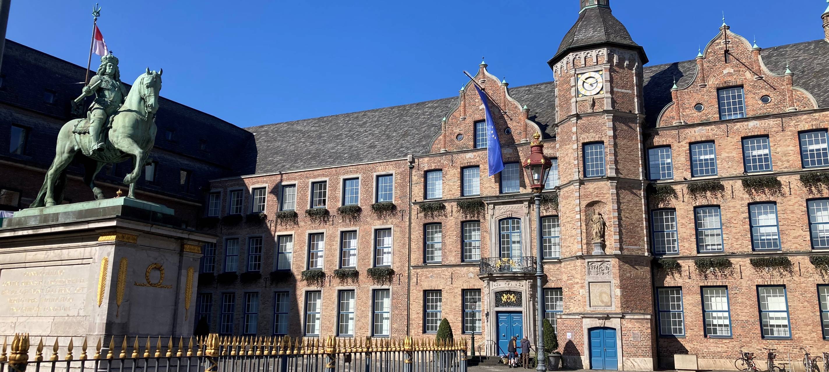 Der Marktplatz mit dem Jan-Wellem-Denkmal und Europa-Flagge am Rathaus.