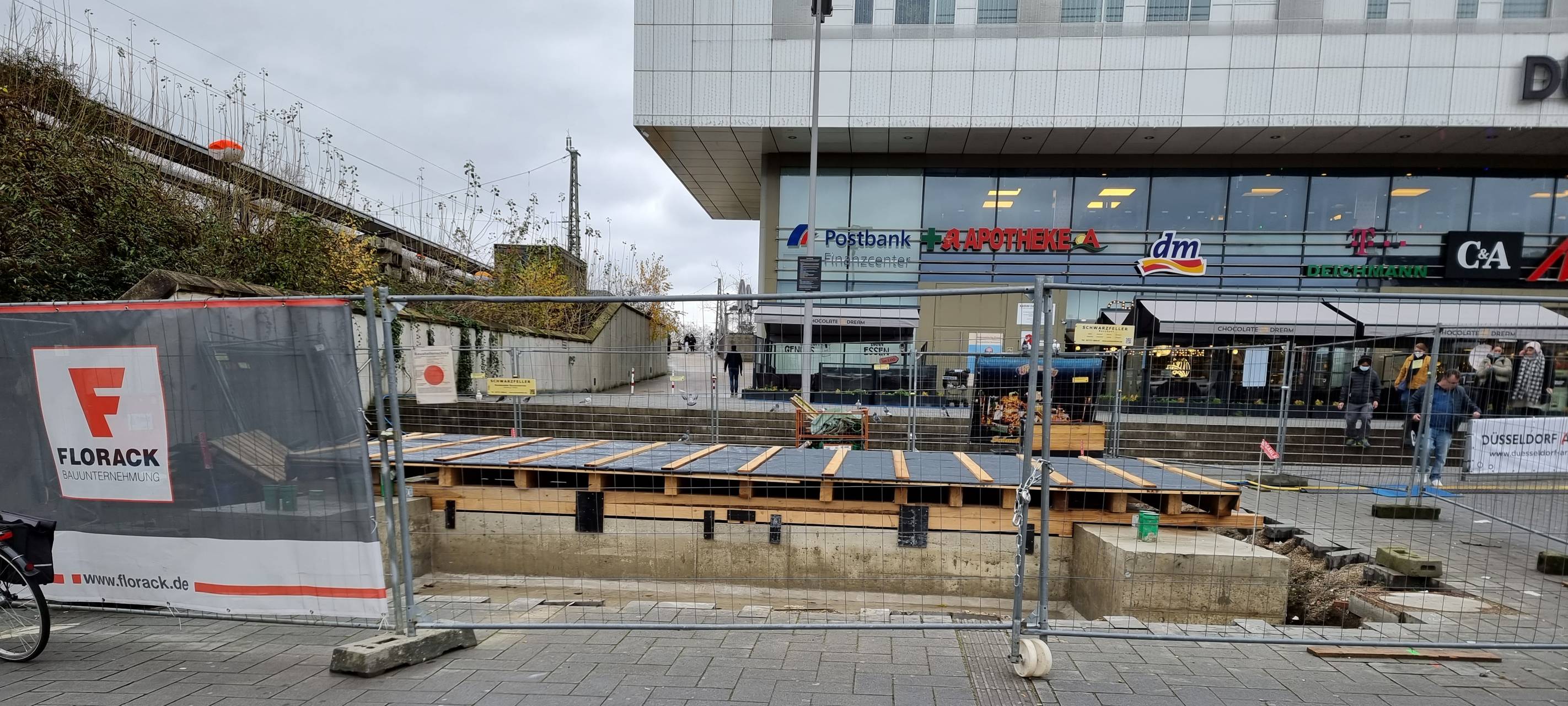 Düsseldorf - Fahrradparkturm könnte später fertig werden