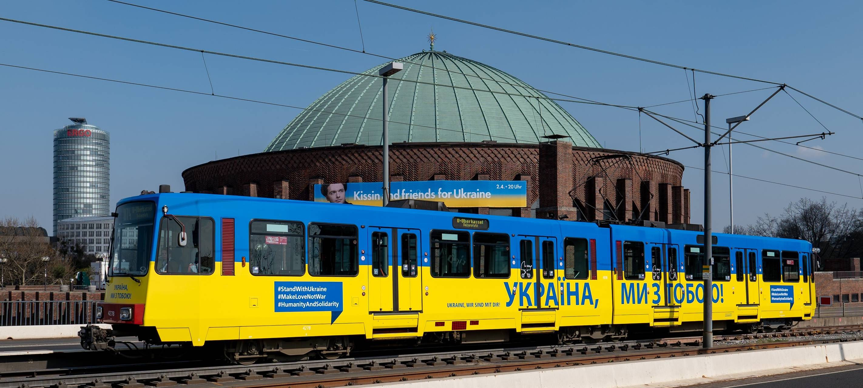 Ukraine-Bahn der Rheinbahn. Sie fährt über die Oberkasseler Brücke. Im Hintergrund: Die Tonhalle.