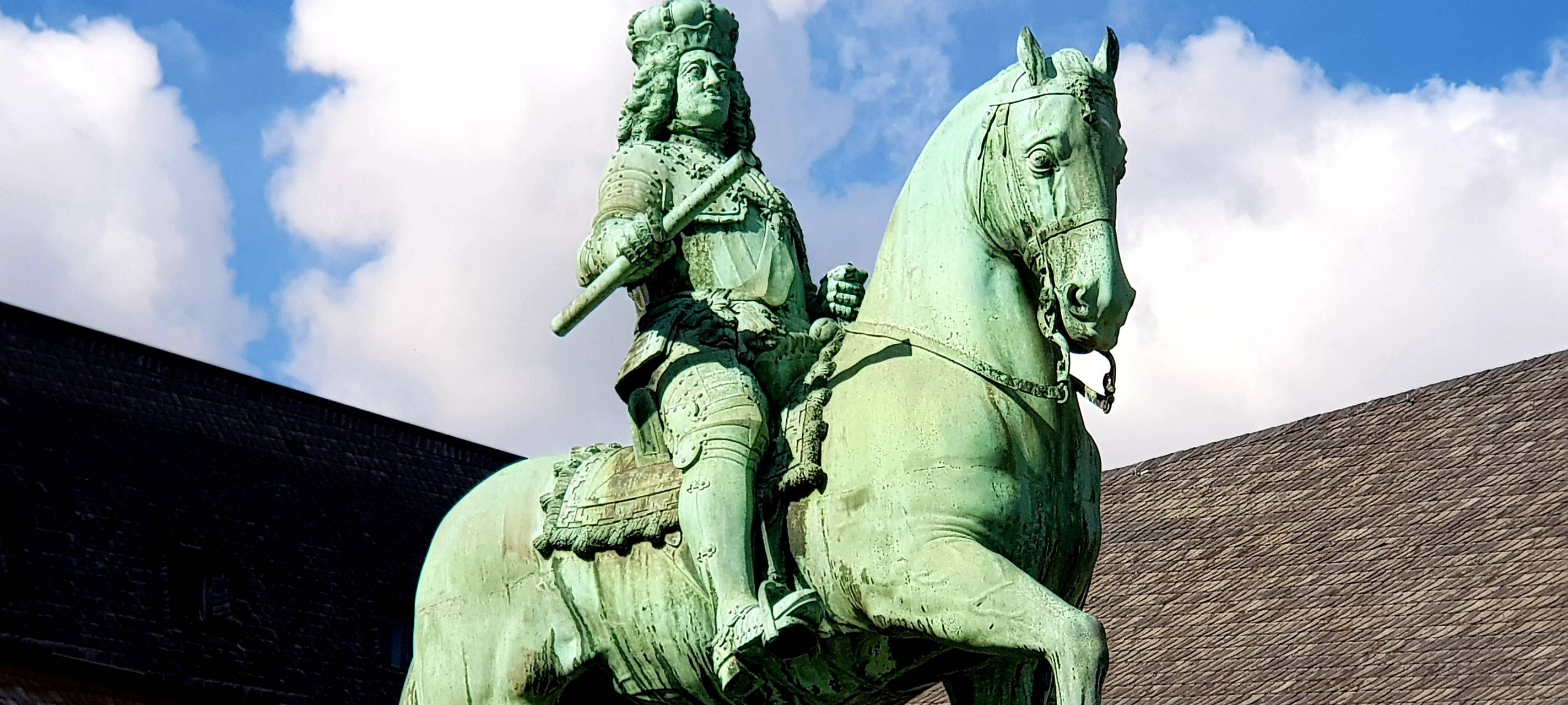 Titelbild zur Kommunalwahl 2025 in Düsseldorf mit der Jan-Wellem-Statue vor dem Rathaus.