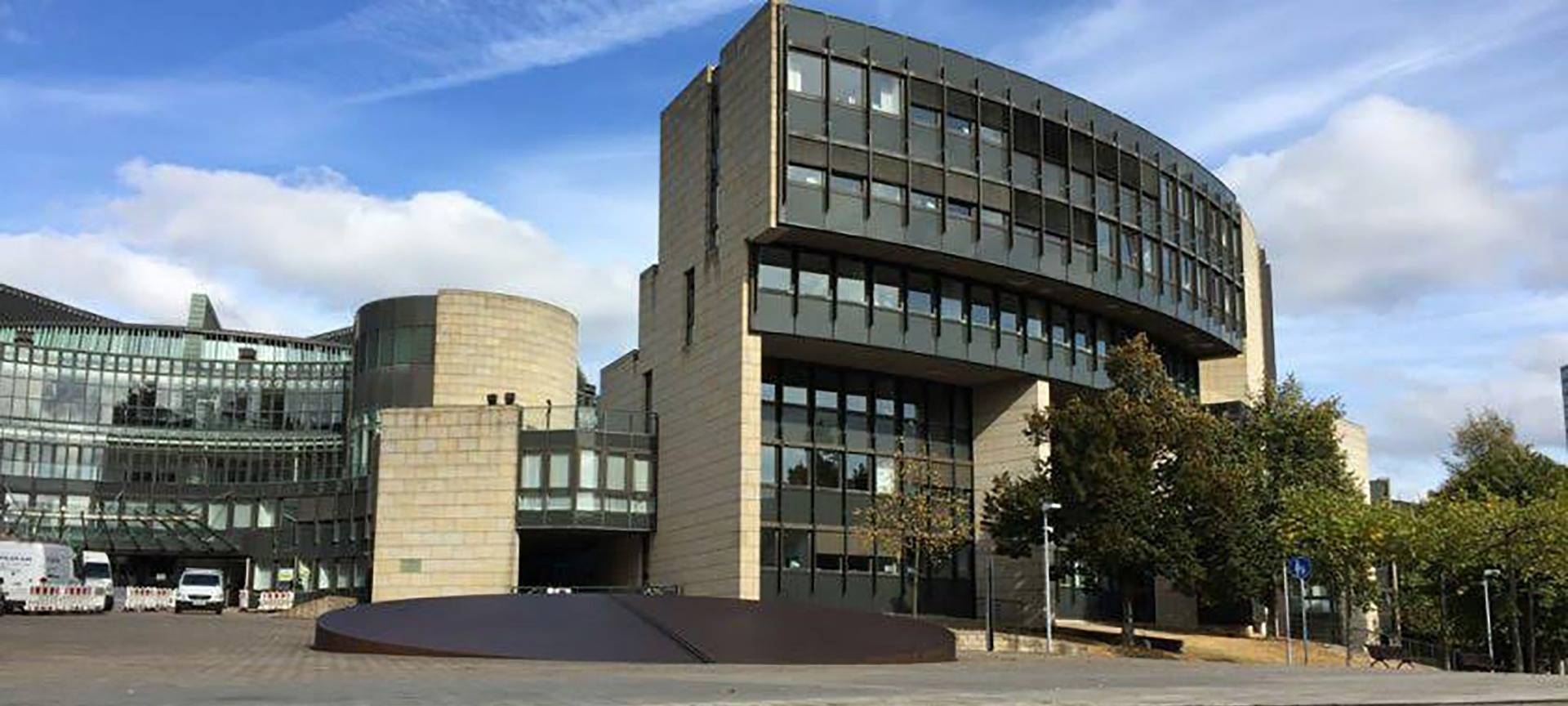 Eltern-Protest vor dem Düsseldorfer Landtag