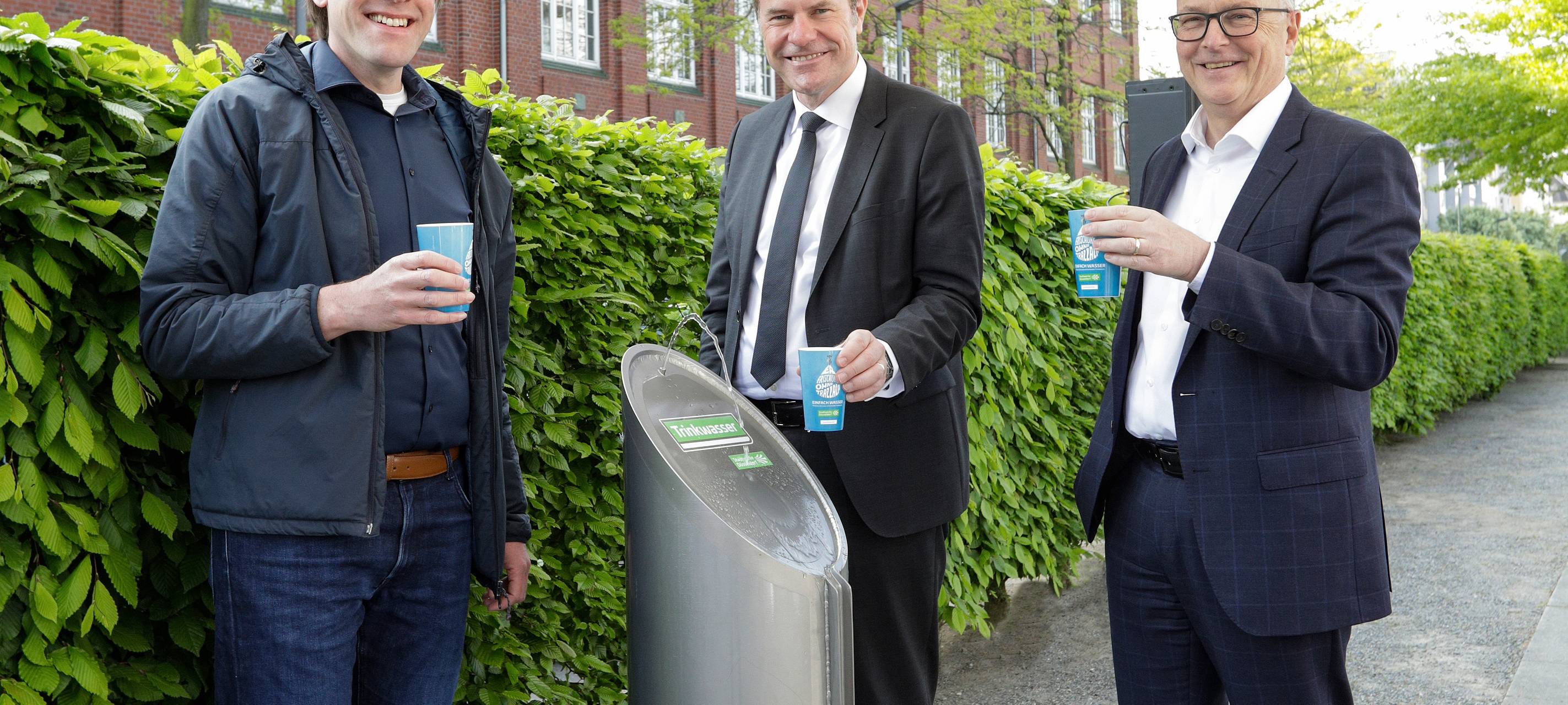 Politiker bei der Eröffnung eines Trinkwasserbrunnens in Flingern.