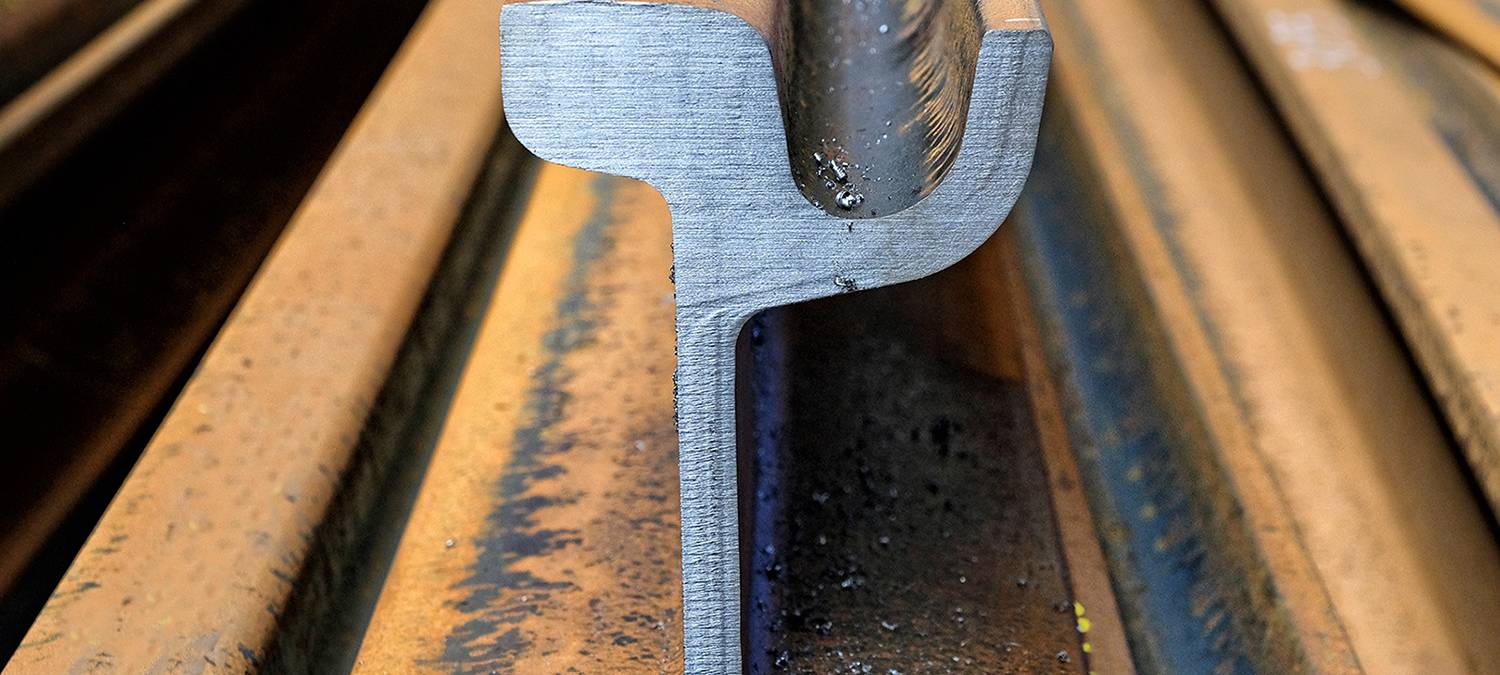 Eine Nahufnahme von einem Bahngleis während der Gleisbauarbeiten.