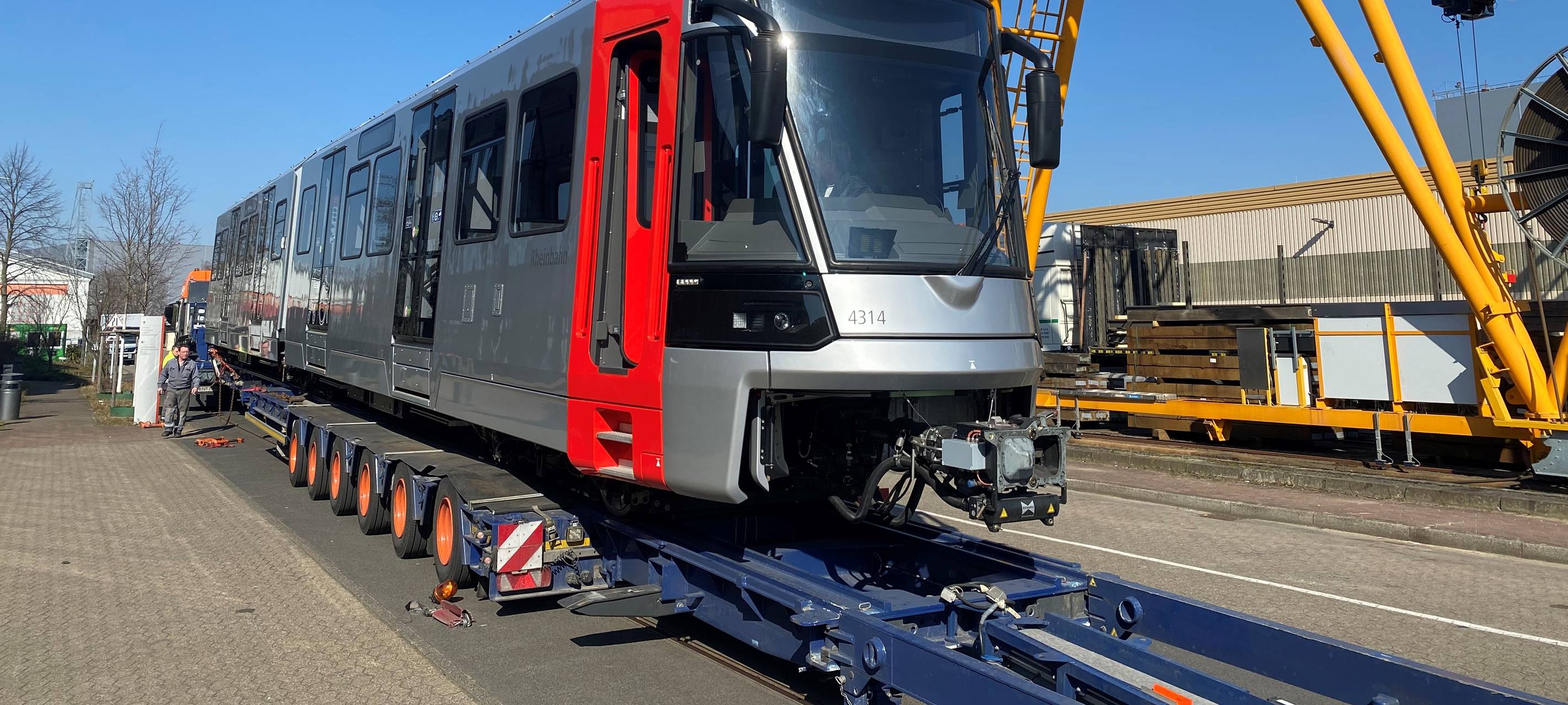 Neue HF6-Bahn der Rheinbahn werden angeliefert.