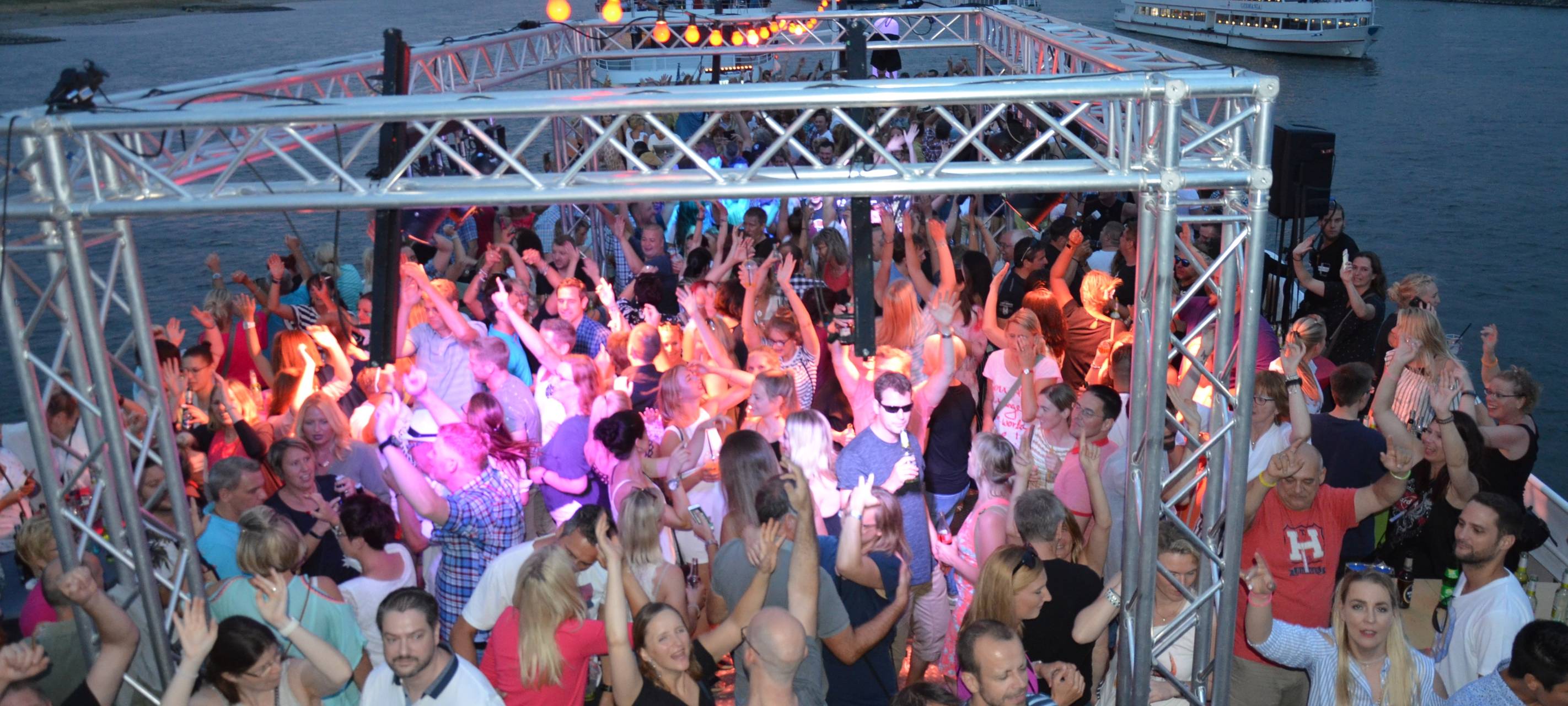 Antenne Düsseldorf feiert...das Kirmesfeuerwerk im Juli