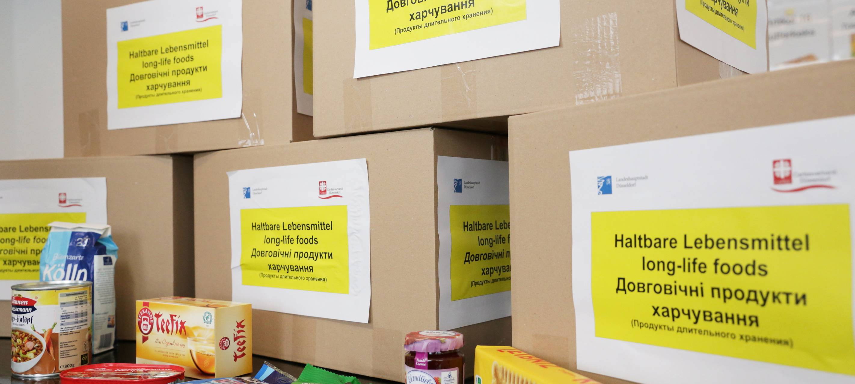 Gefüllte Hilfspakete für ukrainische Flüchtlinge in Düsseldorf und Menschen in der Ukraine.