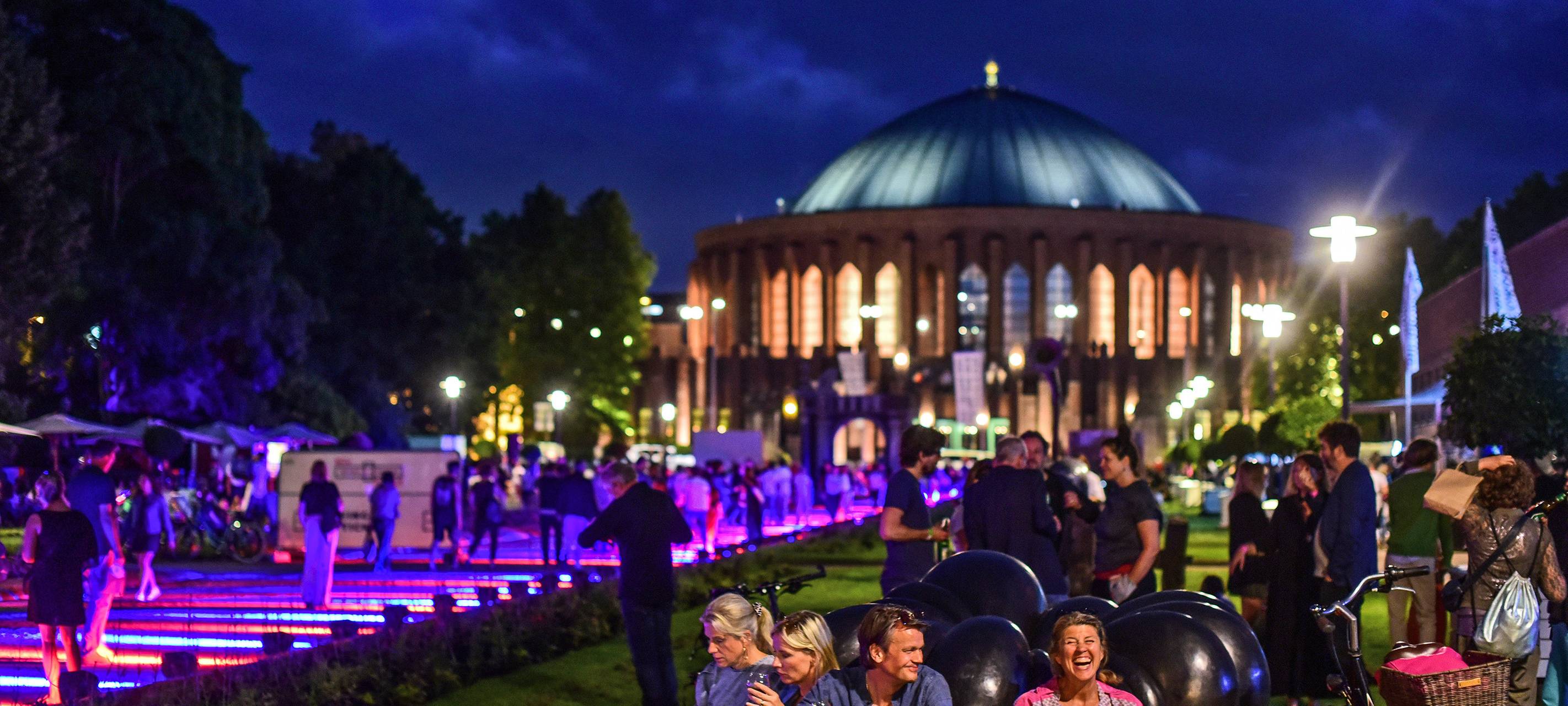Viele Menschen draußen in der Nacht bei der "Nacht der Museen" vor dem Kunstpalast.