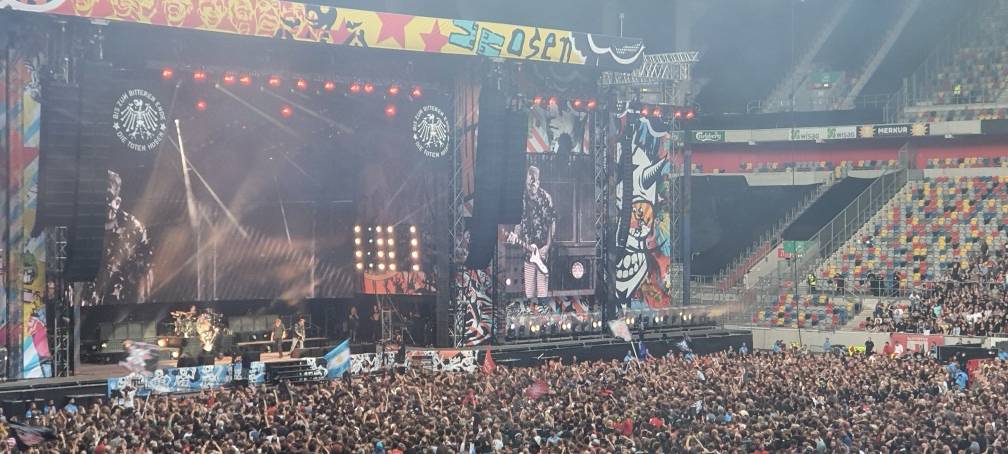 Ein Bild aus der Arena in Stockum. Es ist die Bühne der Toten Hosen bei einem Konzert. Der Innenraum ist voller Menschen.