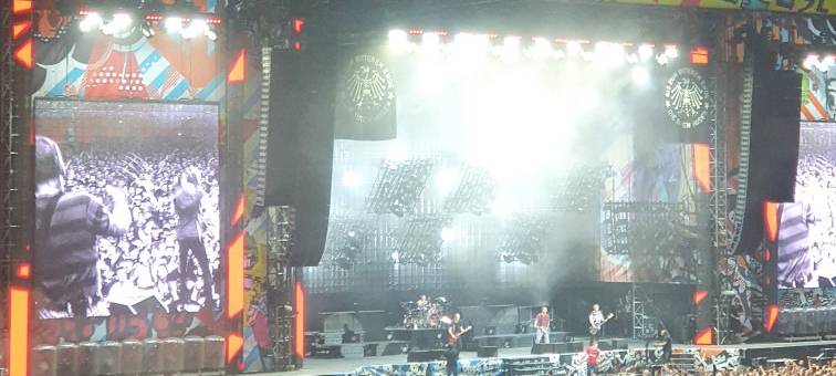 Ein Bild aus der Arena in Stockum. Es ist die Bühne der Toten Hosen bei einem Konzert. Der Innenraum ist voller Menschen.