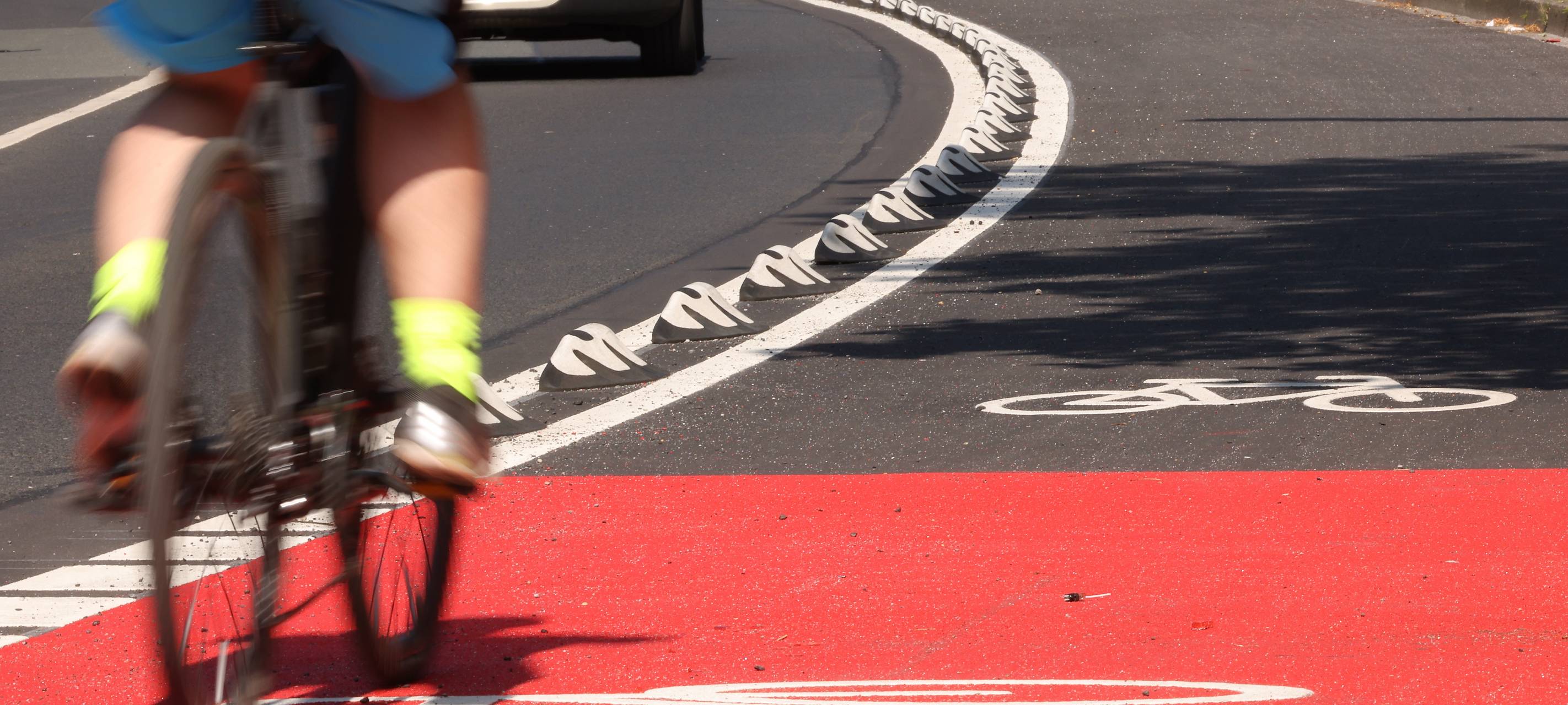 Neue Protected Bike Lane in Düsseldorf Eller