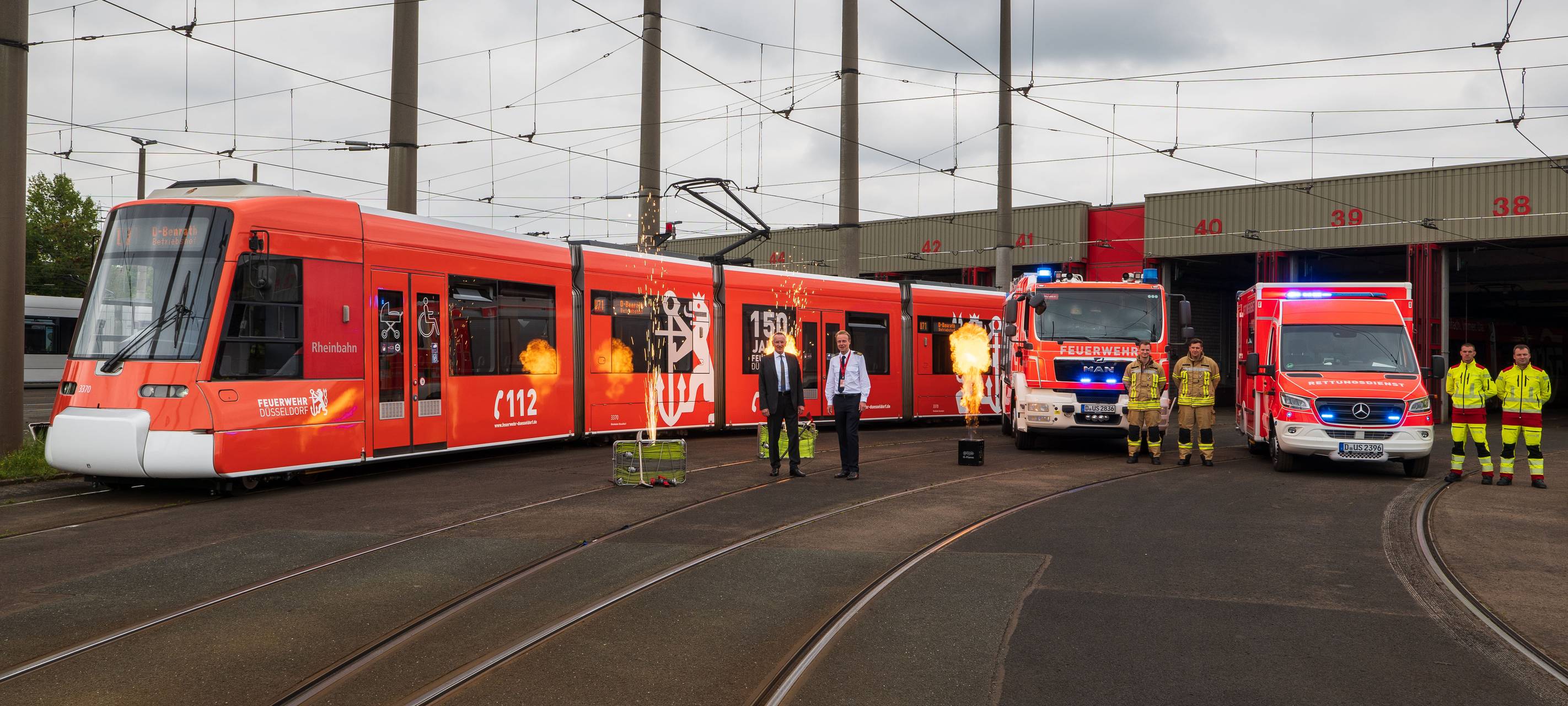 Düsseldorf - Neue Stadtbahn mit Feuerwehrmotiv