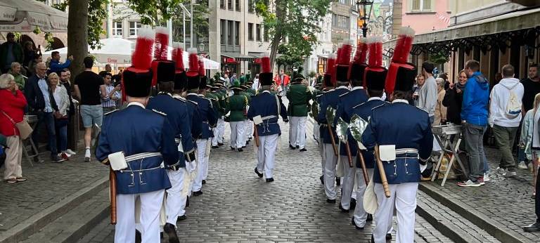 Das Sappeurcorps der Schützen von 1316 zieht durch die Altstadt.