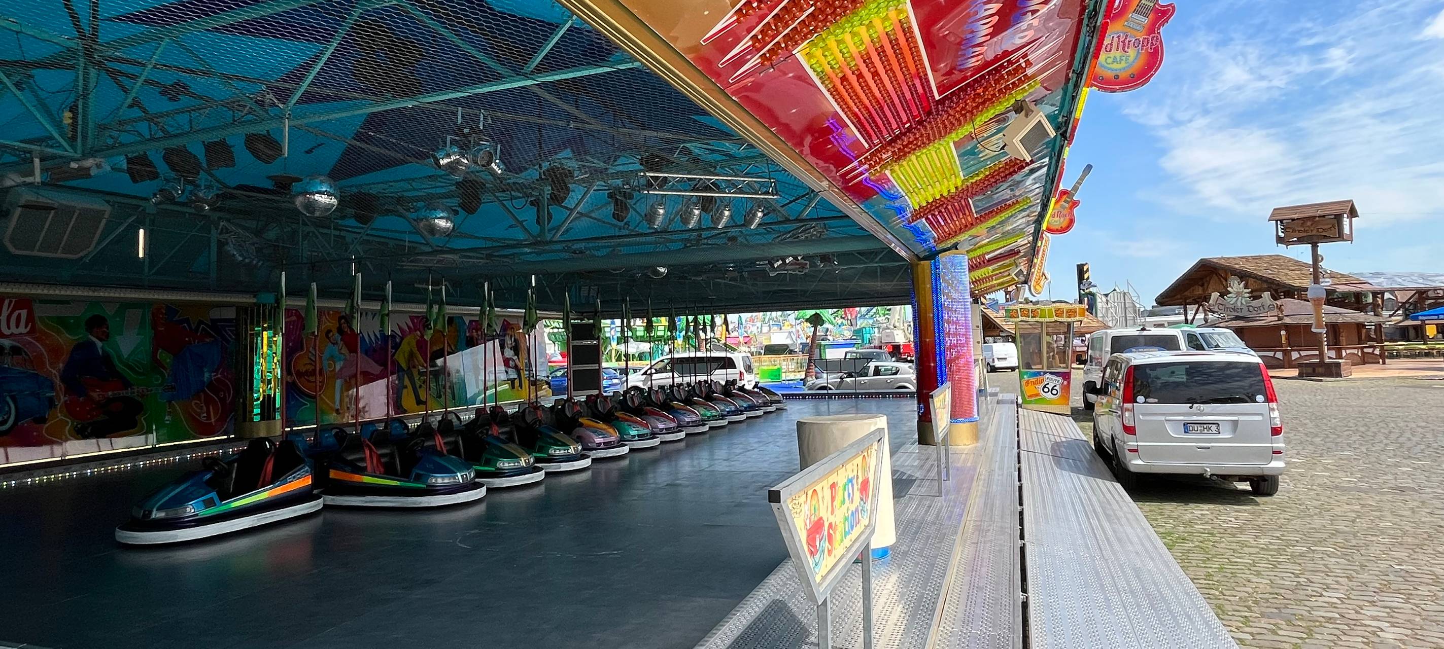 Ein Autoscooter im Aufbau. Auf einem Kirmesplatz.