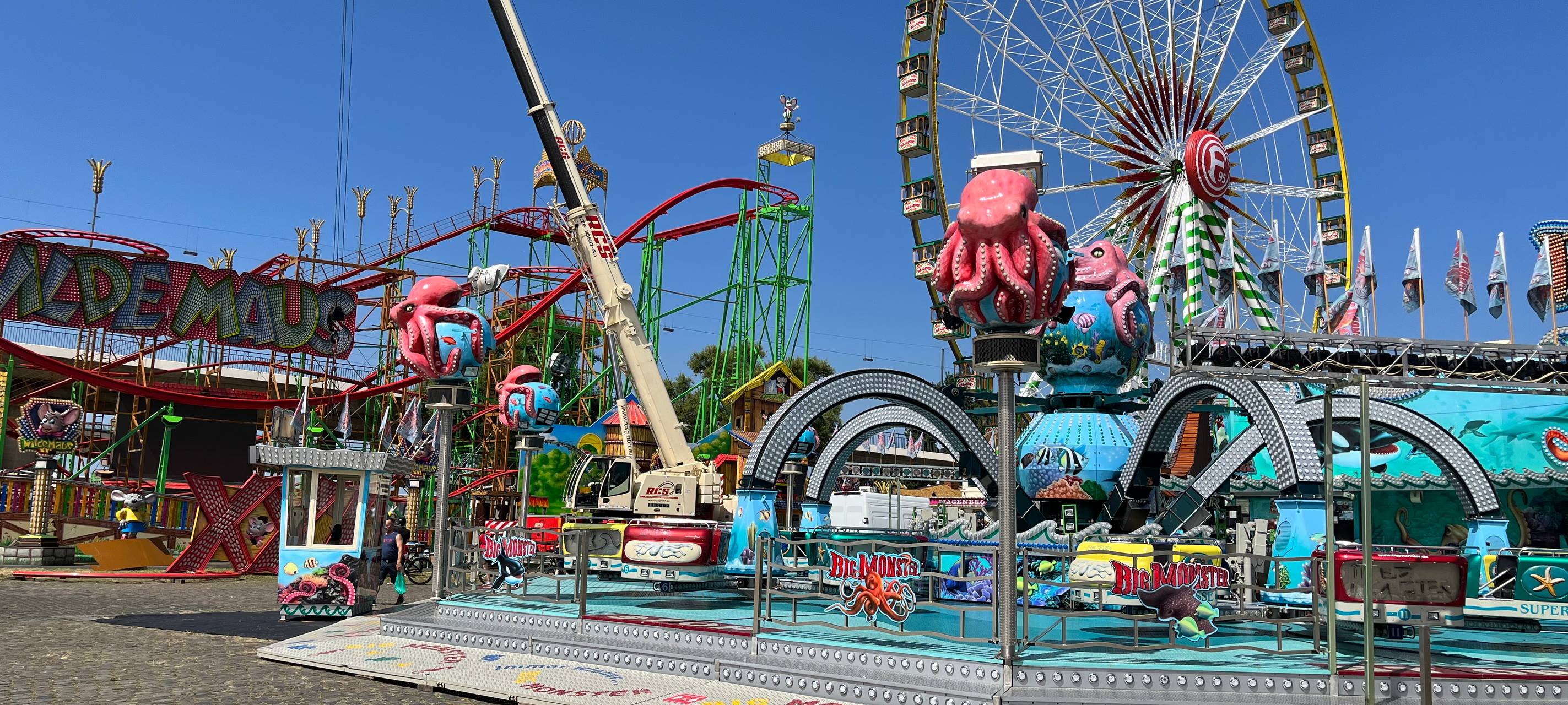 Düsseldorf: Die Kirmes wird aufgebaut!