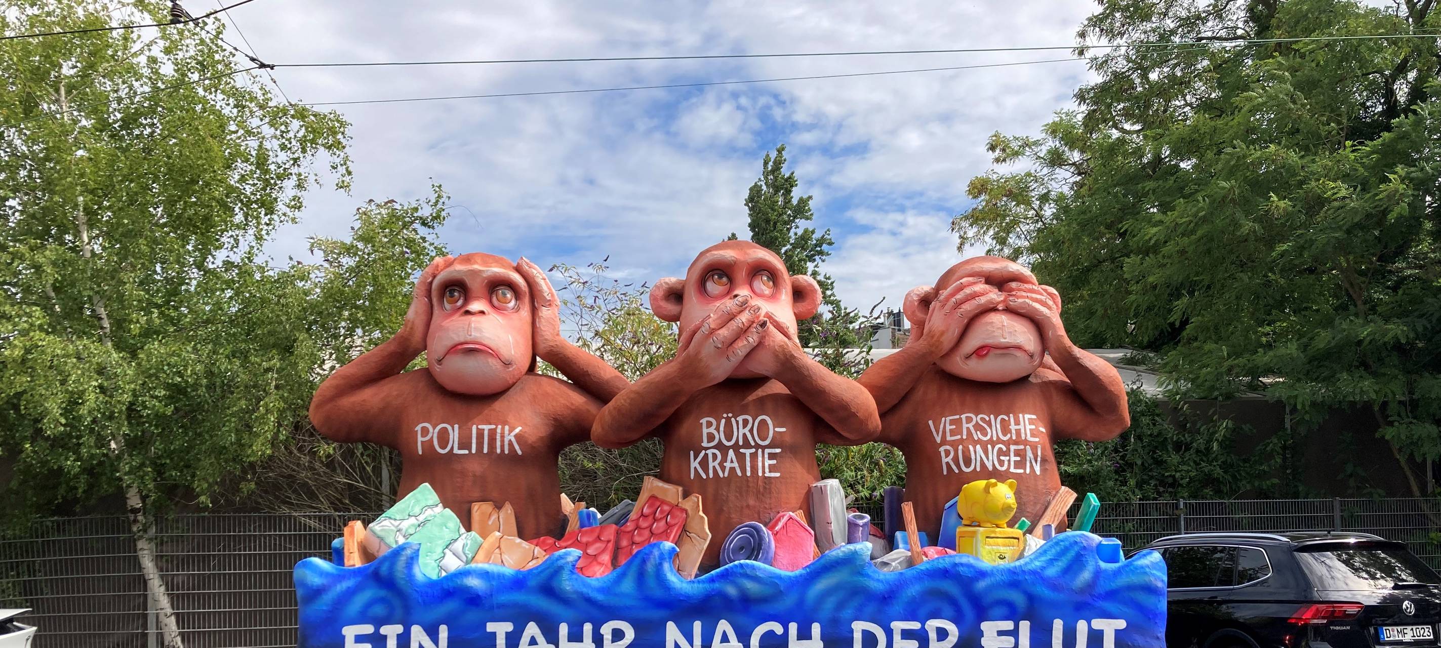 Düsseldorfer Mottowagen zur Flut ist unterwegs