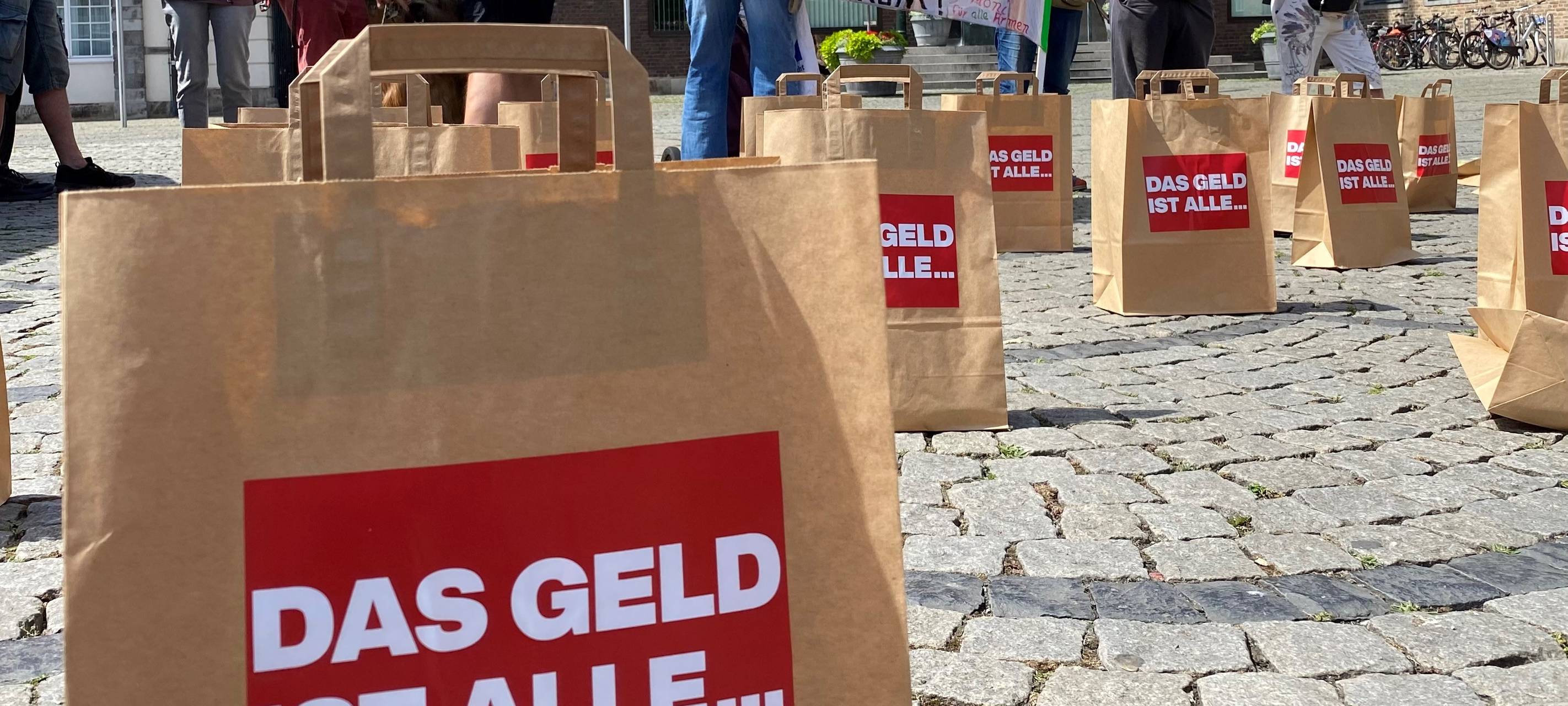 Düsseldorf: Das Geld ist alle - Protestaktion von fiftyfifty
