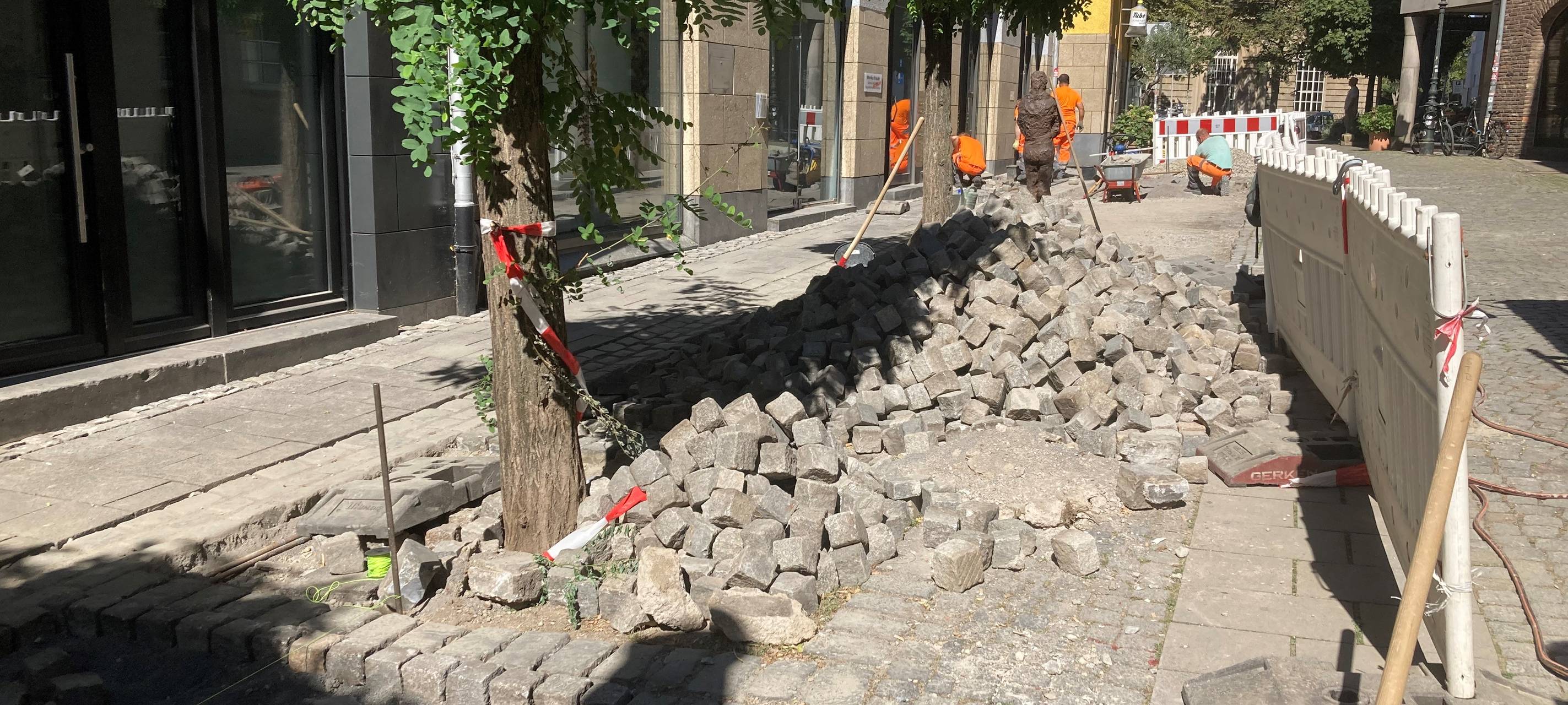 Düsseldorf: Azubis sanieren Teile des Altstadtpflasters