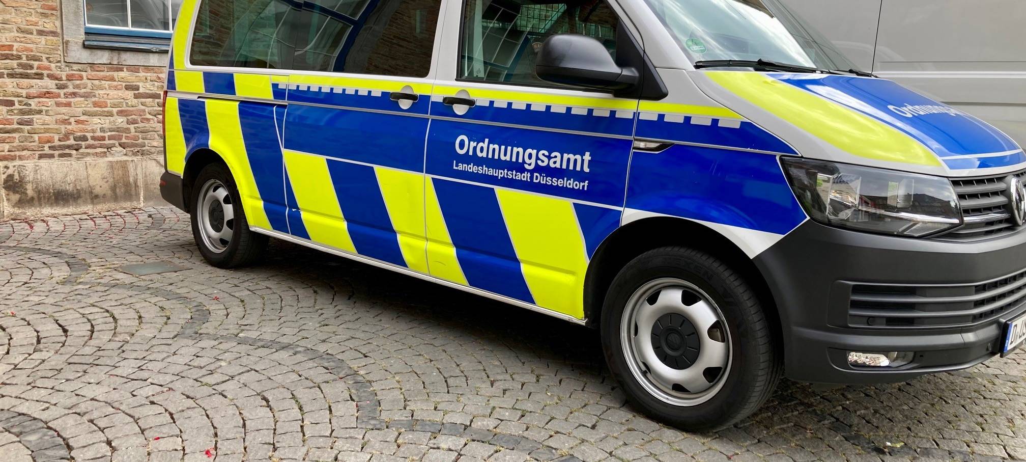 Ein Transporter des Düsseldorfer Ordnungsamtes. Gehalten in den Farben blau und gelb.