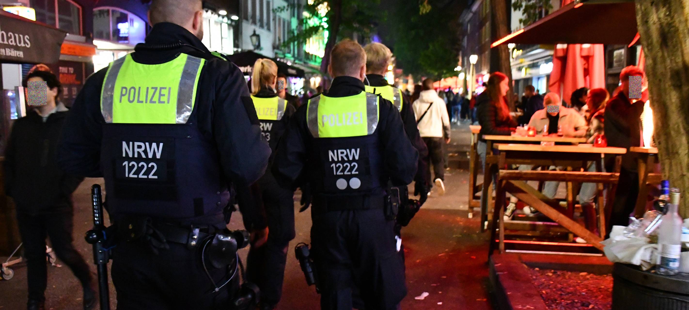 Waffenkontrollen der Düsseldorfer Polizei in der Altstadt.